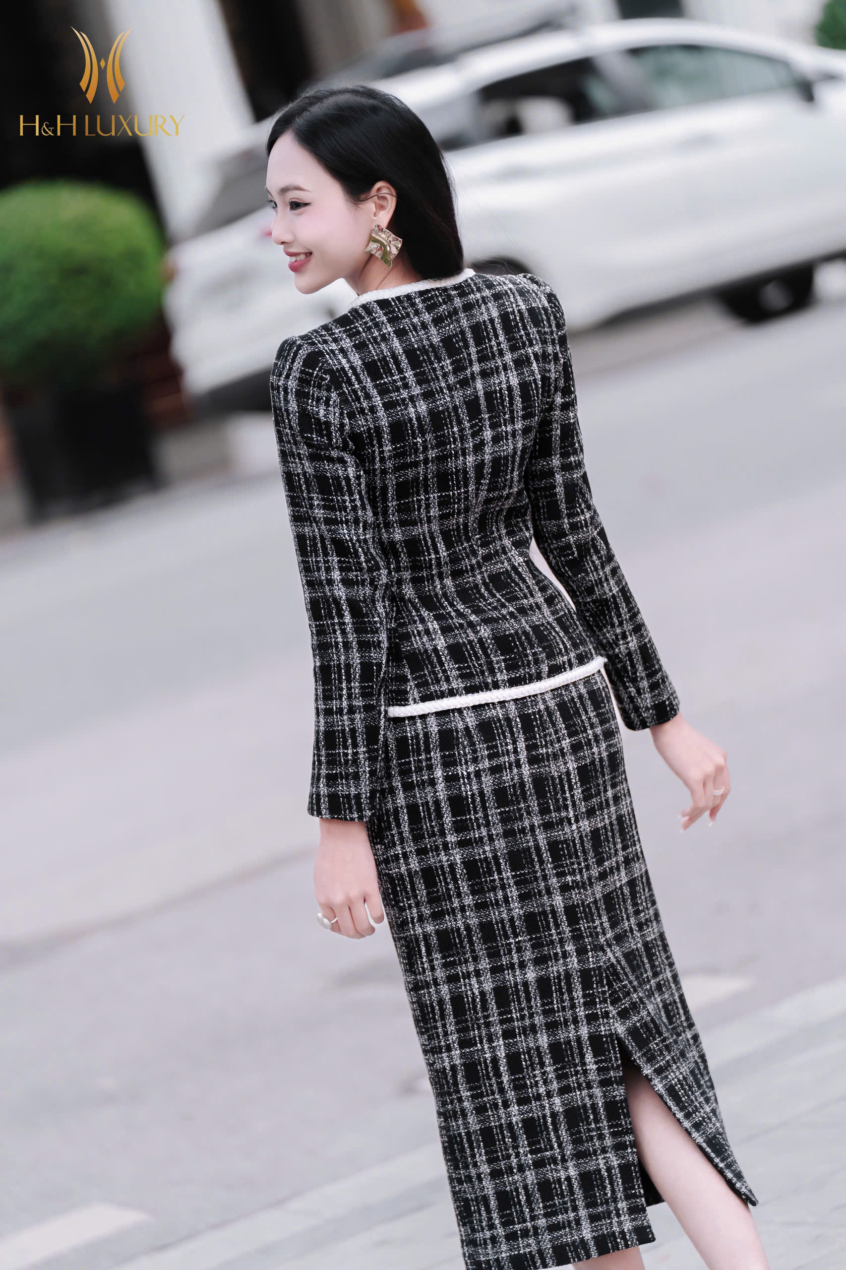 CHÂN VÁY BÚT CHÌ XUÔNG DẠ TWEED KẺ ĐEN