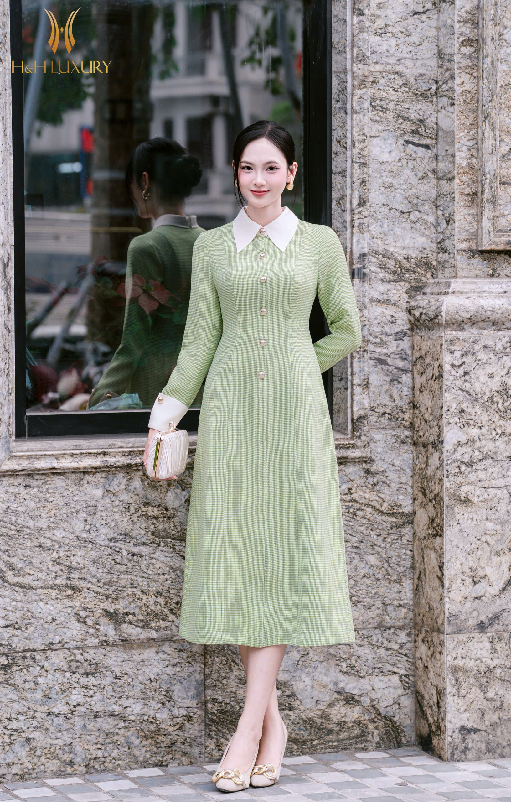 ĐẦM ÔM A PHỐI CỔ TAY ĐÍNH CÚC