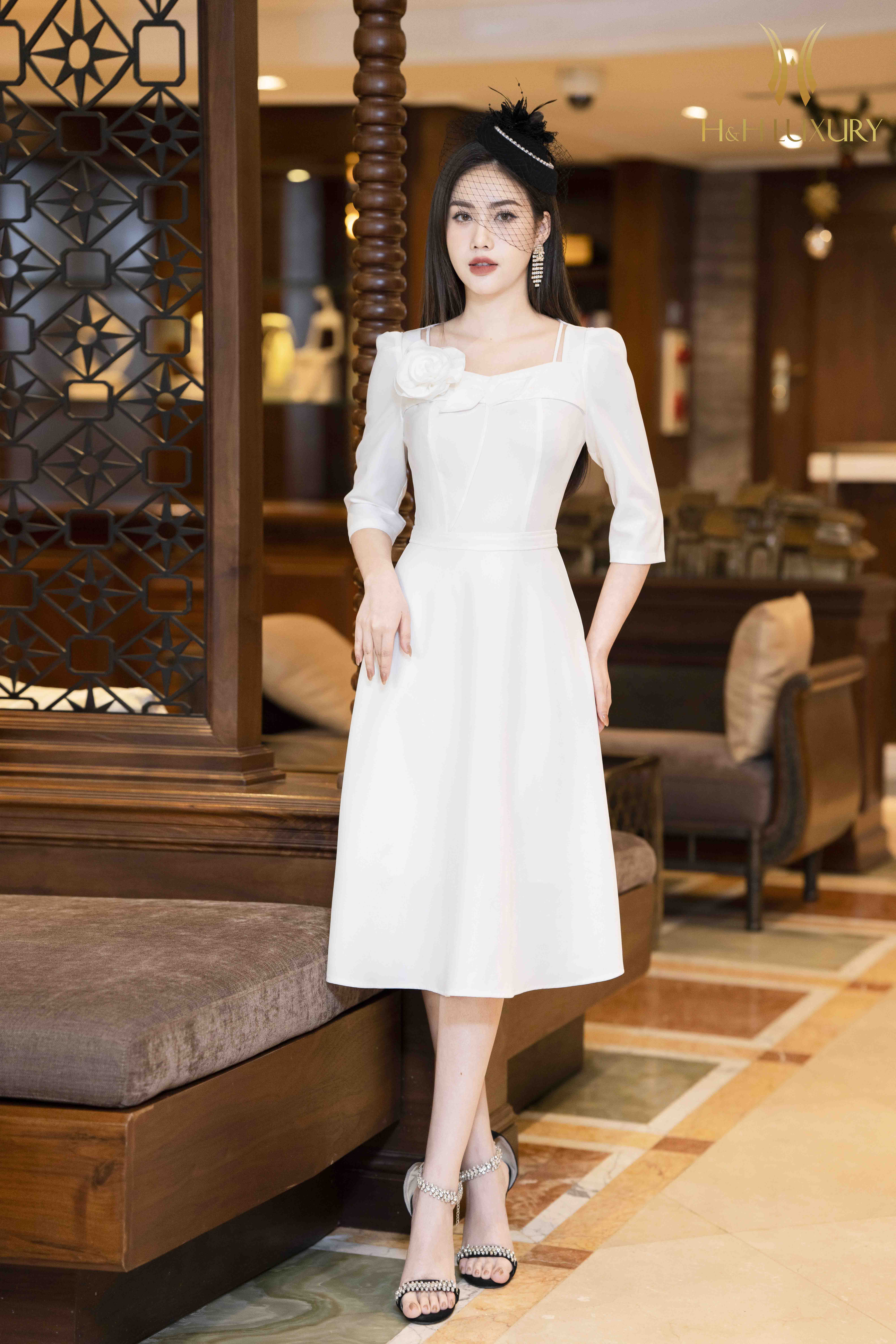 V5122 Váy trắng tơ tằm cổ vuông  The Queen Fashion