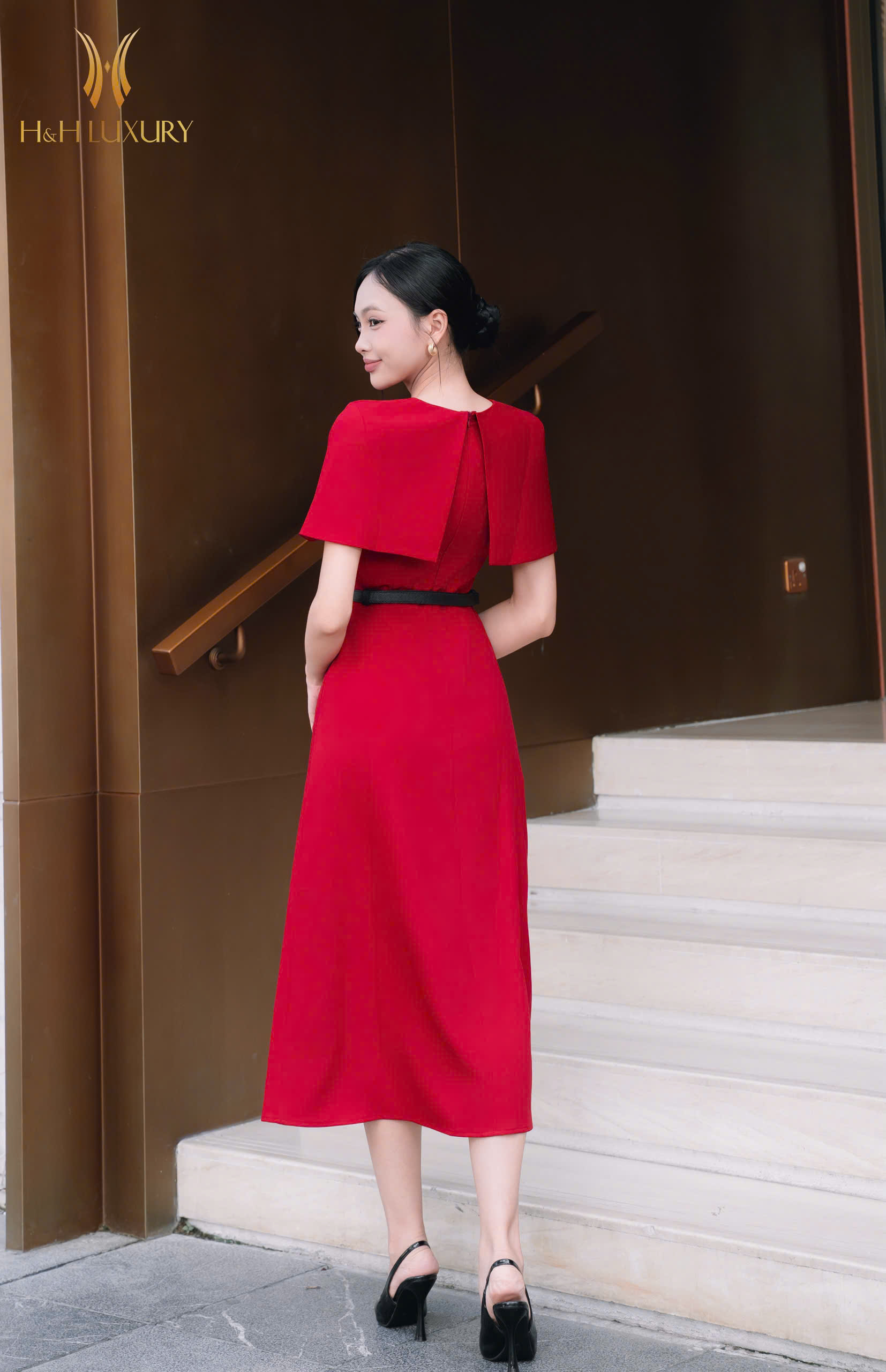 ĐẦM TIỆC ĐỎ TÀ NGỰC ĐÍNH KHUY ĐỒNG