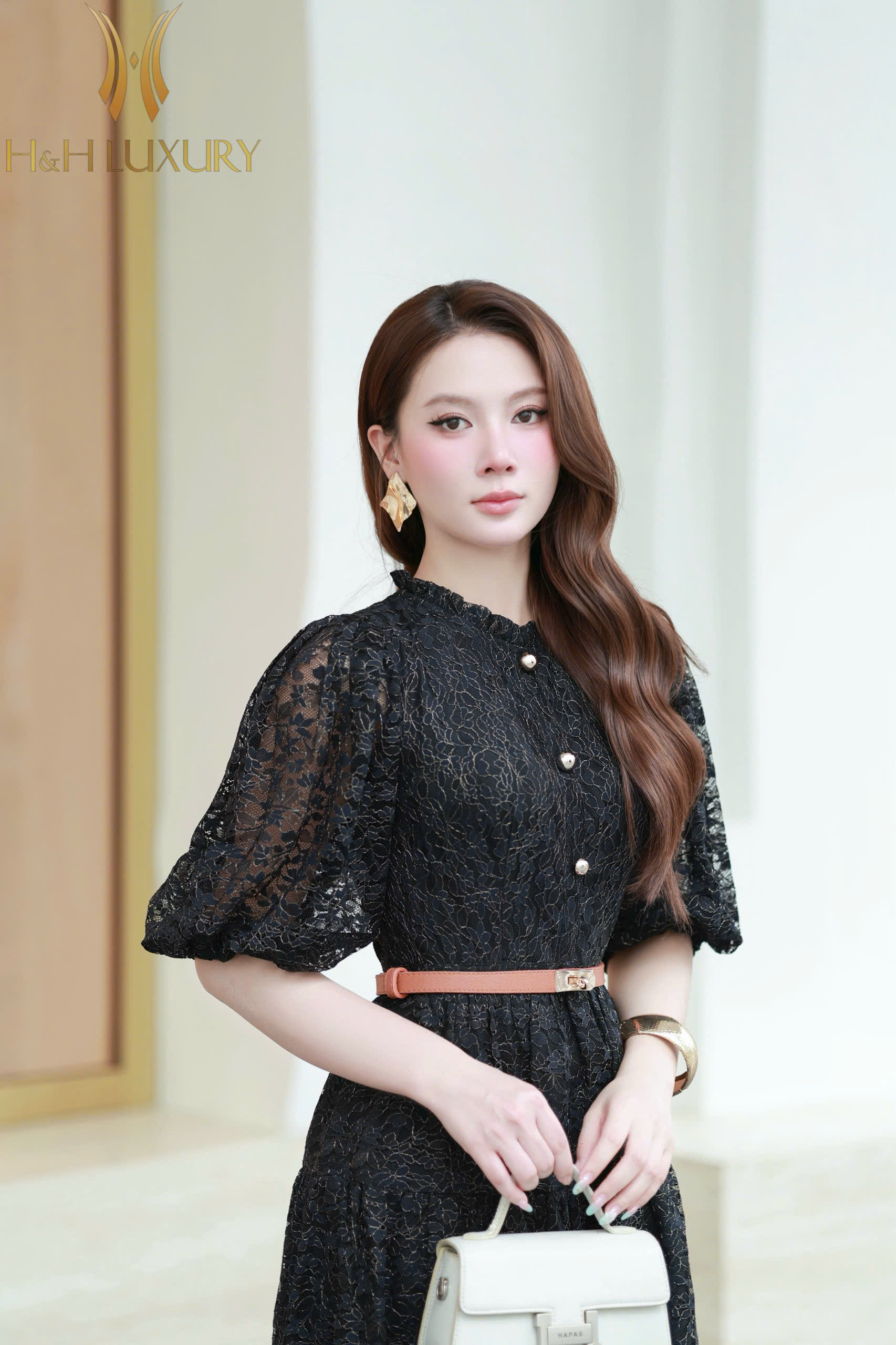 ĐẦM REN ĐEN LÁ NHO ĐÍNH CÚC CHUN TAY