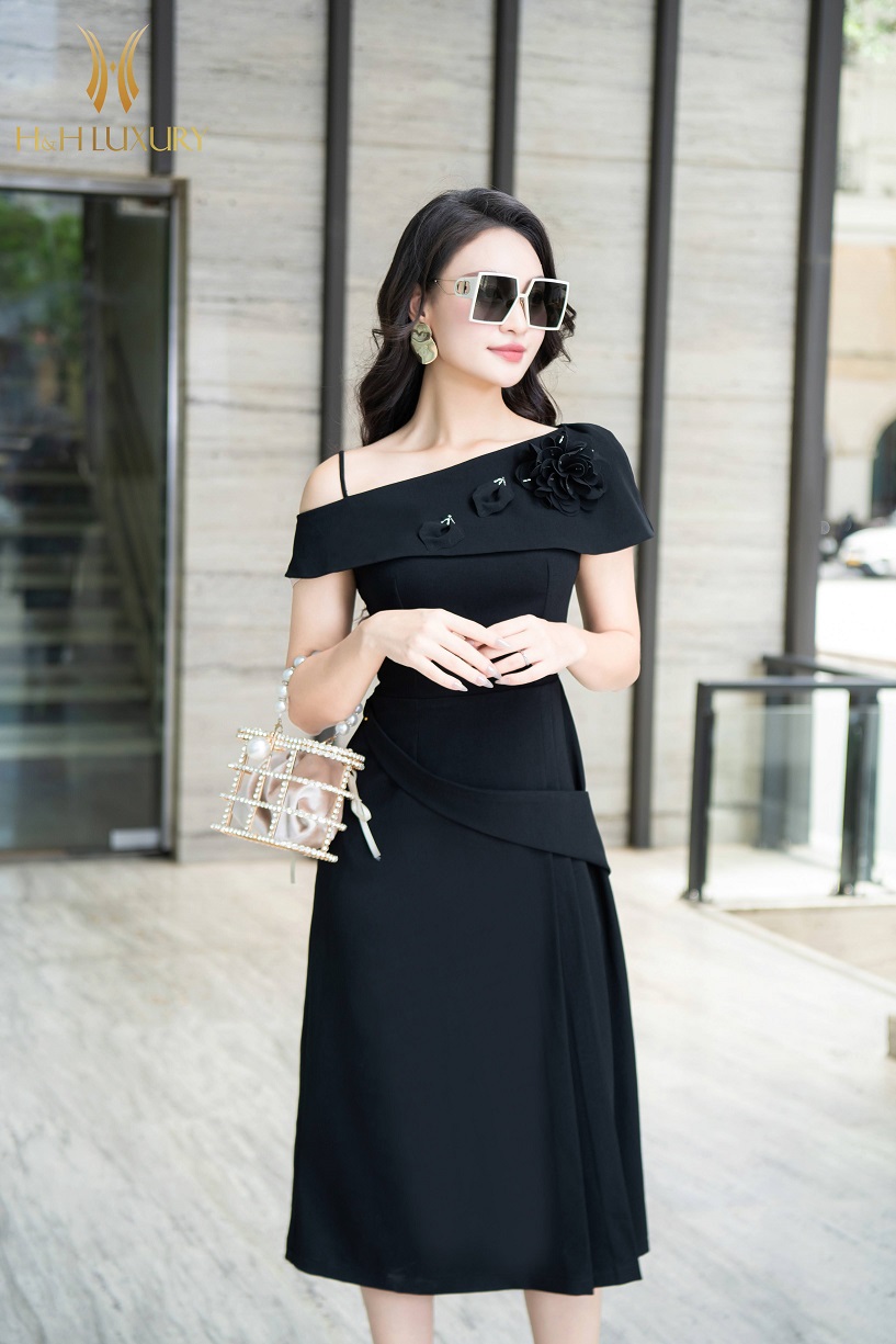 ĐẦM TIỆC ĐEN CỔ LỆCH ĐÍNH HOA