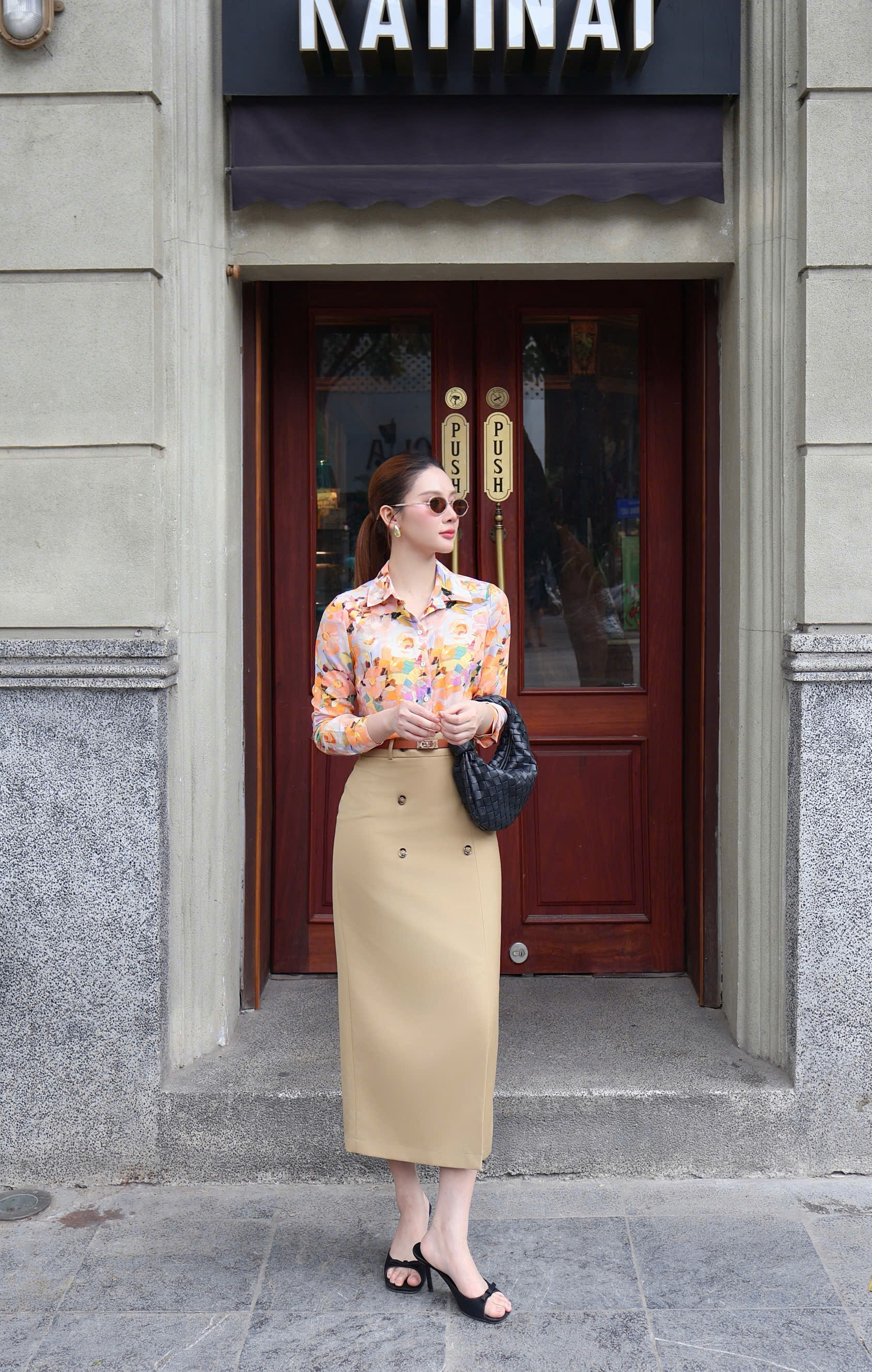 CHÂN JUP BÚT CHÌ VÀNG CÁT KAKI ĐÍNH CÚC