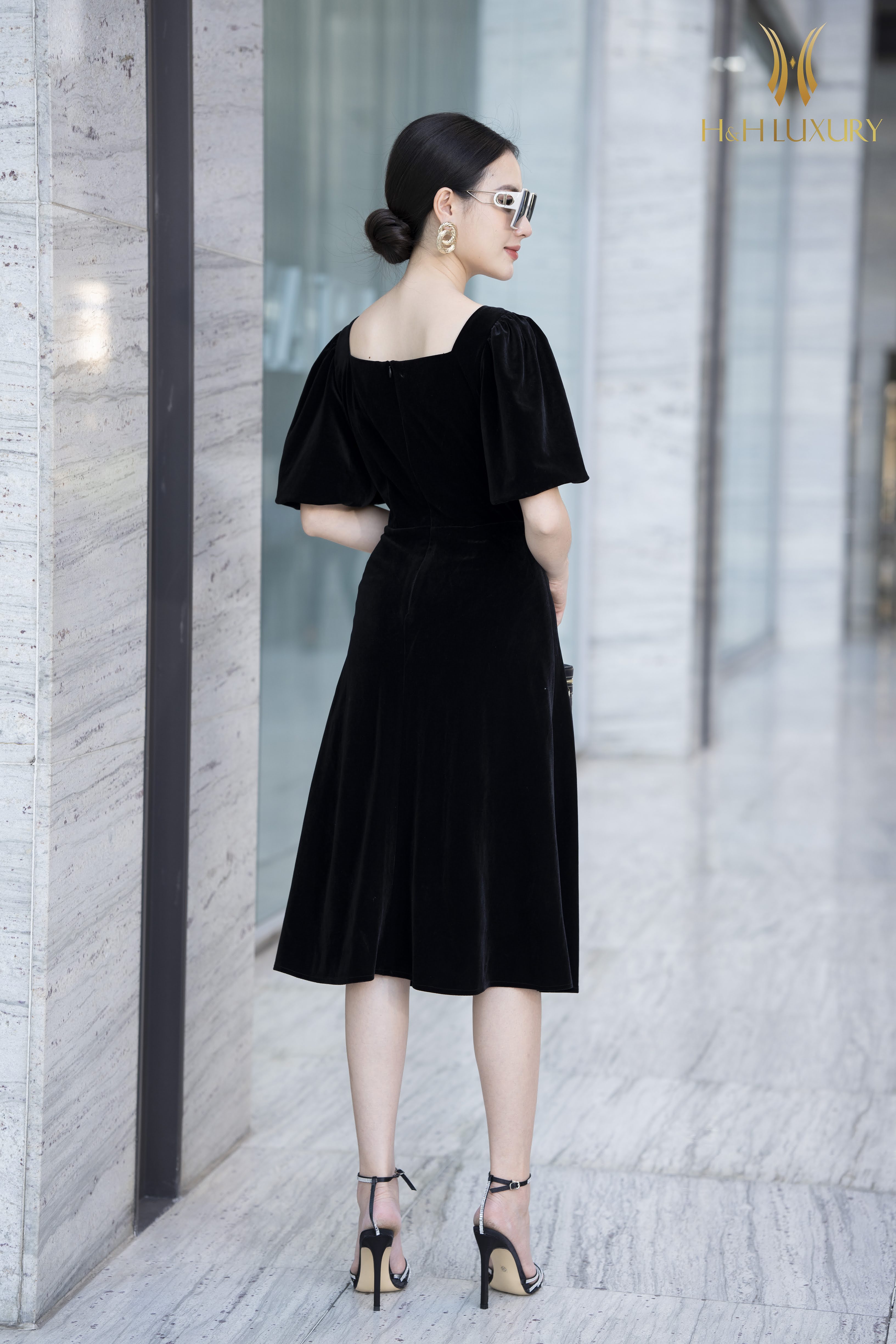 Đầm xòe màu đen thiết kế cổ vuông đính ngọc trai  Đầm xòe đẹp