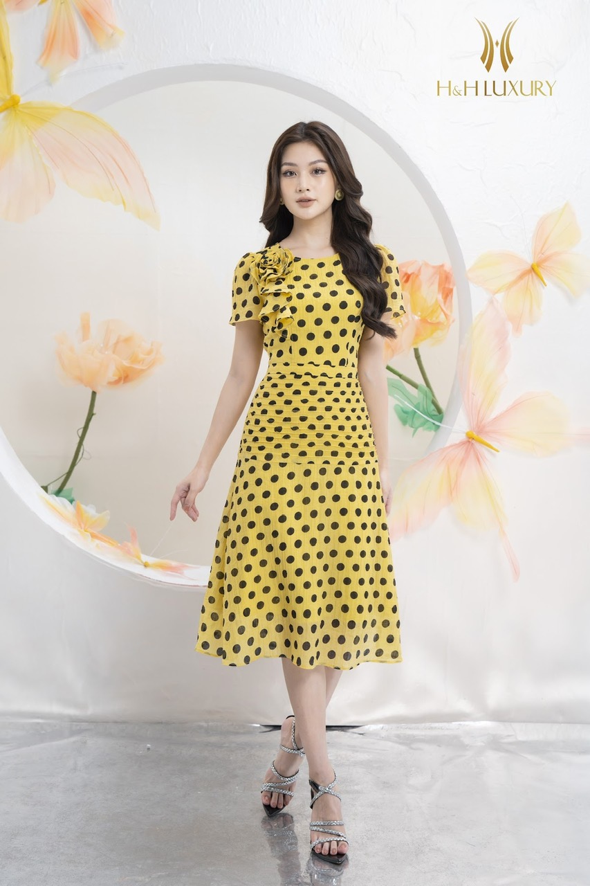 Đầm xòe tơ bi vàng to hoa vai