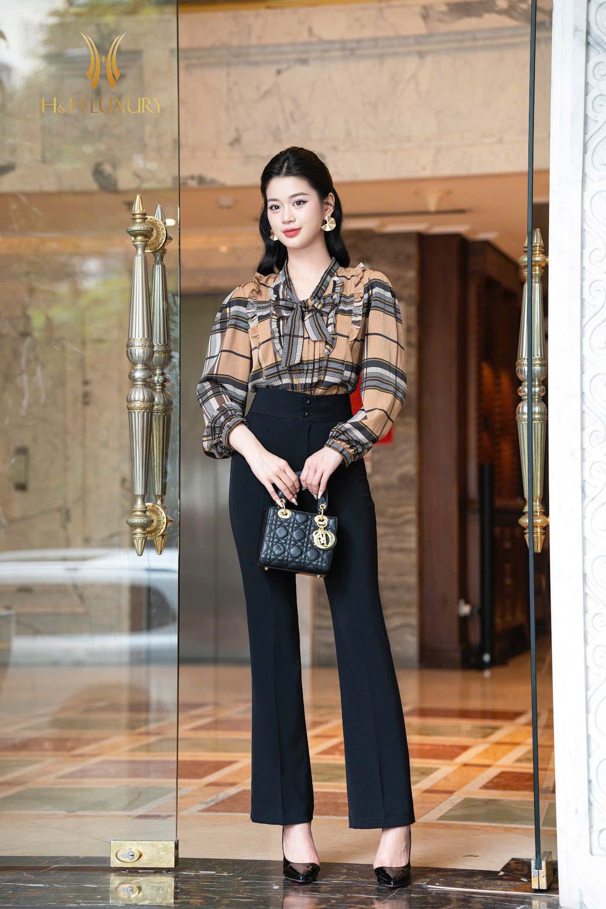 ÁO SƠ MI LỤA NHẬT HỌA TIẾT KẺ NƠ CỔ