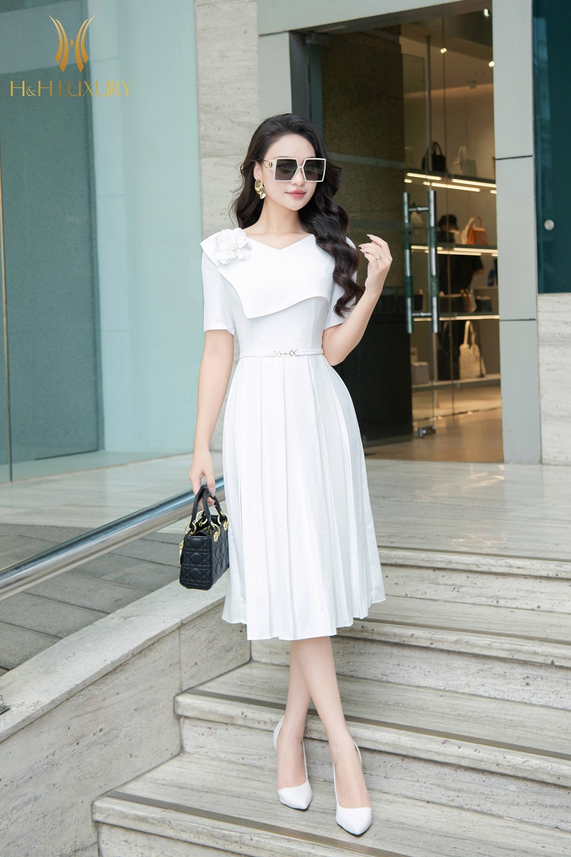 ĐẦM XÒE TRẮNG TÀ NGỰC ĐÍNH HOA