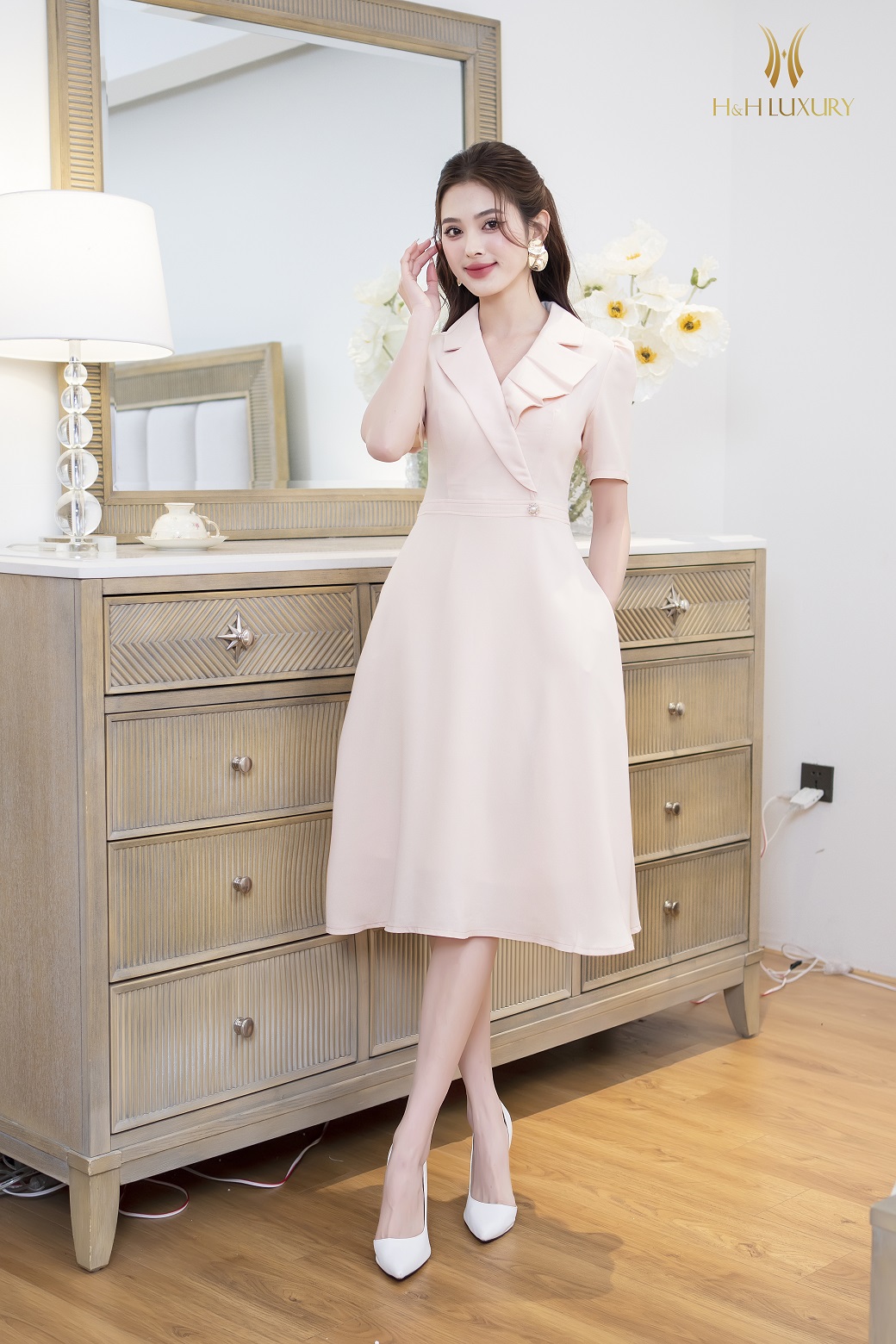 ĐẦM XÒE KEM CỔ VEST