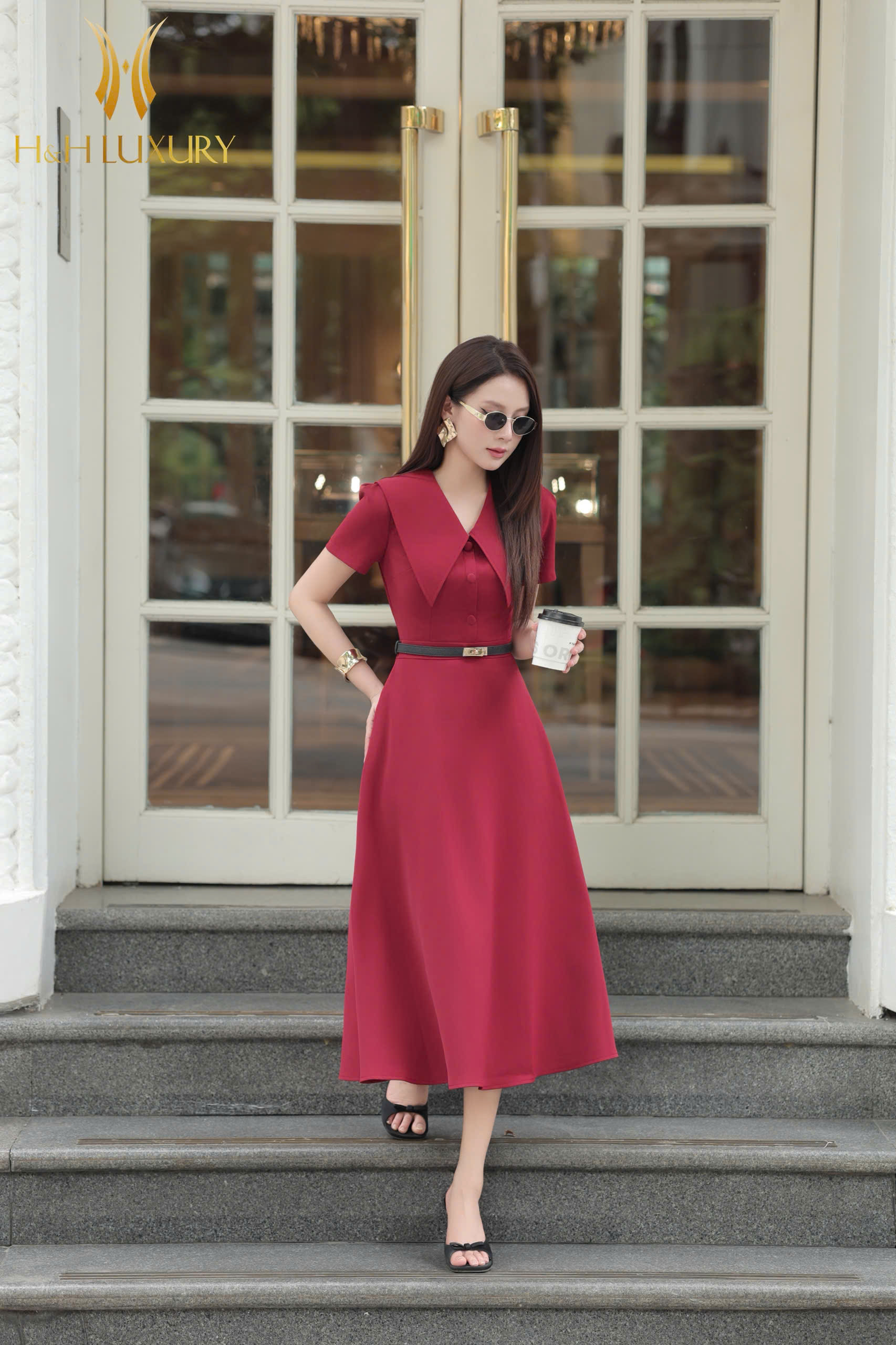 ĐẦM XÒE ĐỎ CỔ CÁCH ĐIỆU TÚI SƯỜN