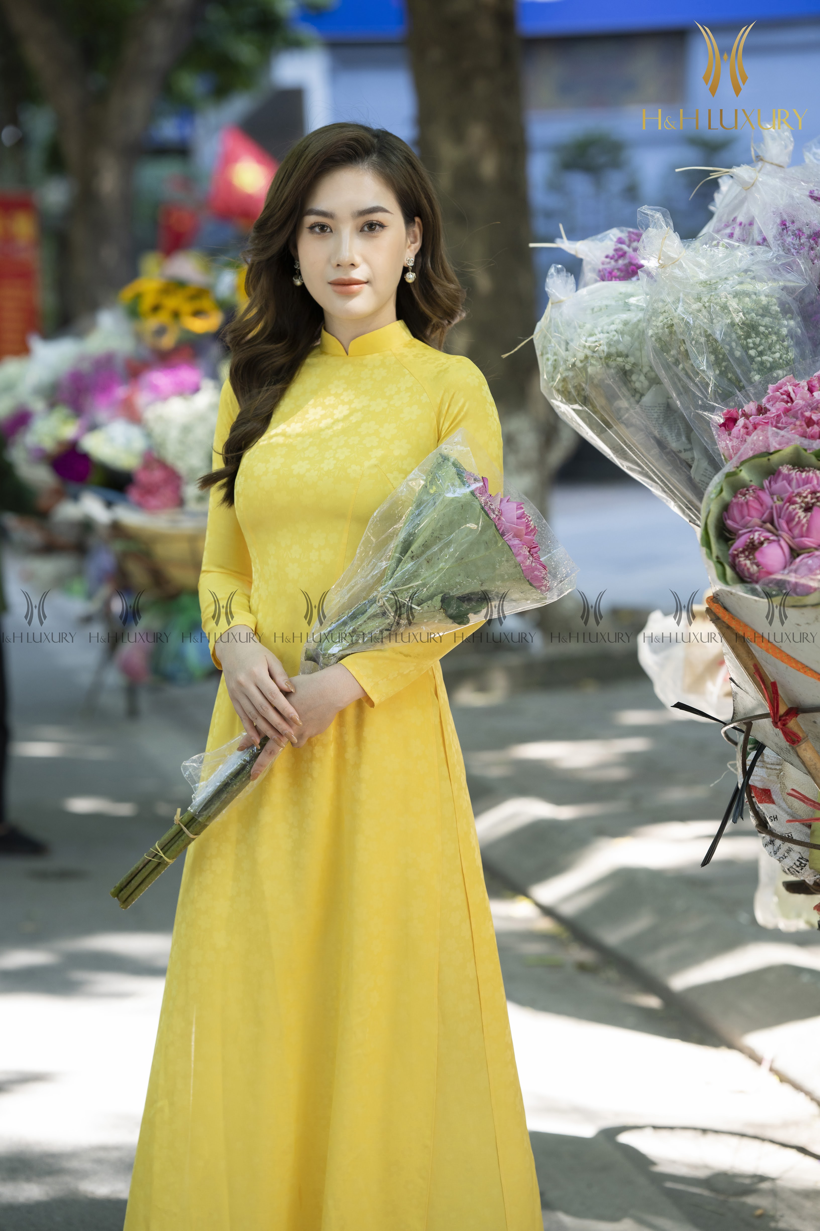 Áo dài truyền thống màu vàng họa tiết hoa chìm