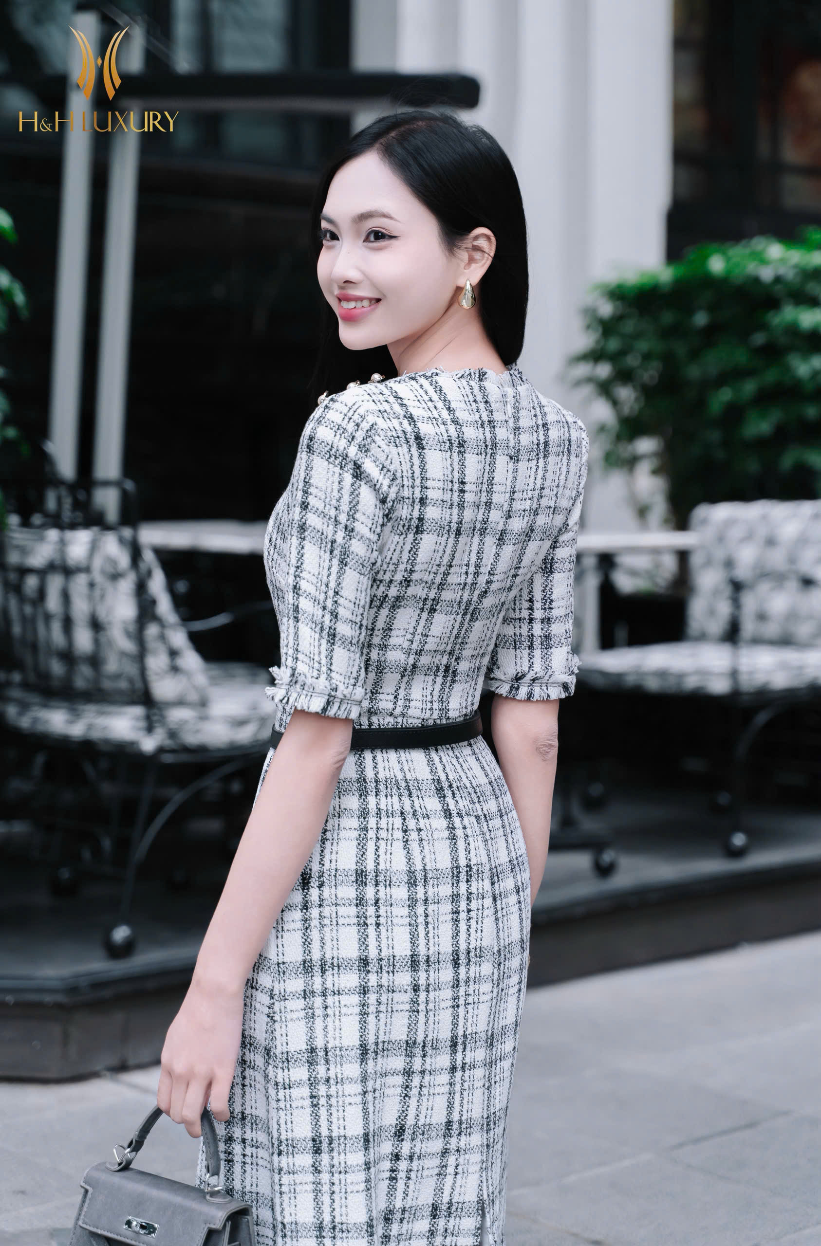 ĐẦM DẠ TWEED ÔM A KẺ TRẮNG