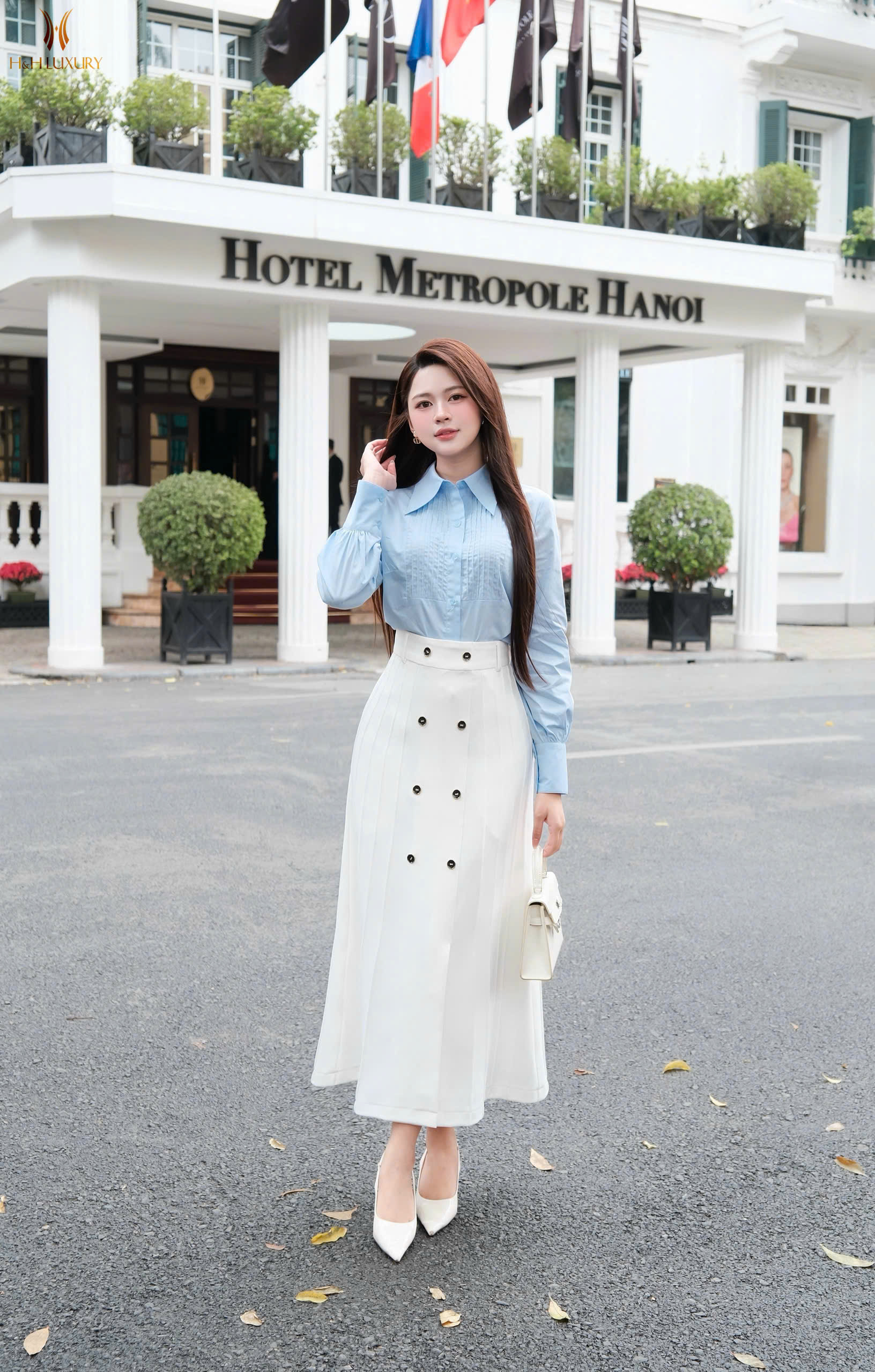 CHÂN VÁY ÔM A TRẮNG ĐÍNH CÚC KHUY ĐỒNG