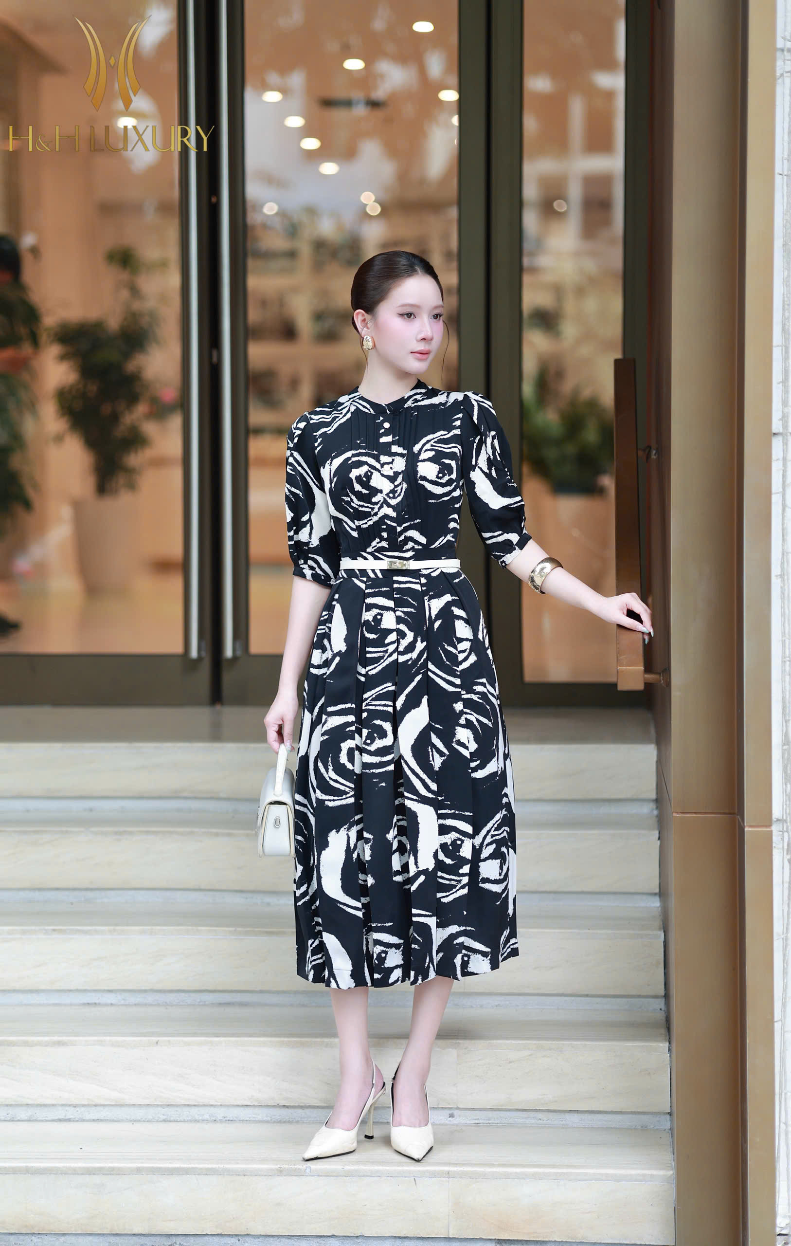 ĐẦM LỤA ĐEN TRẮNG XẾP LY THÂN