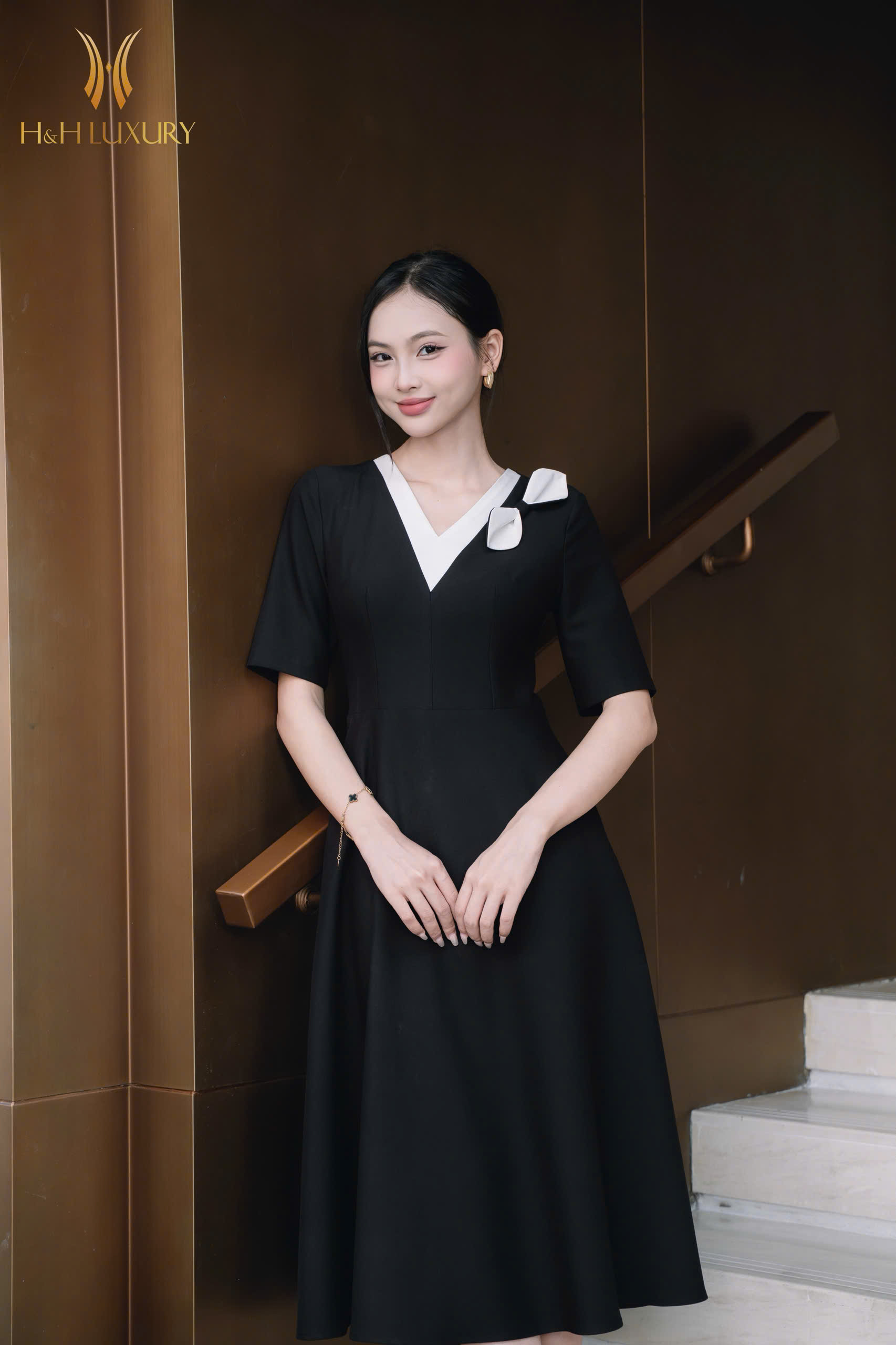 ĐẦM XÒE ĐEN CỔ V ĐÍNH NƠ