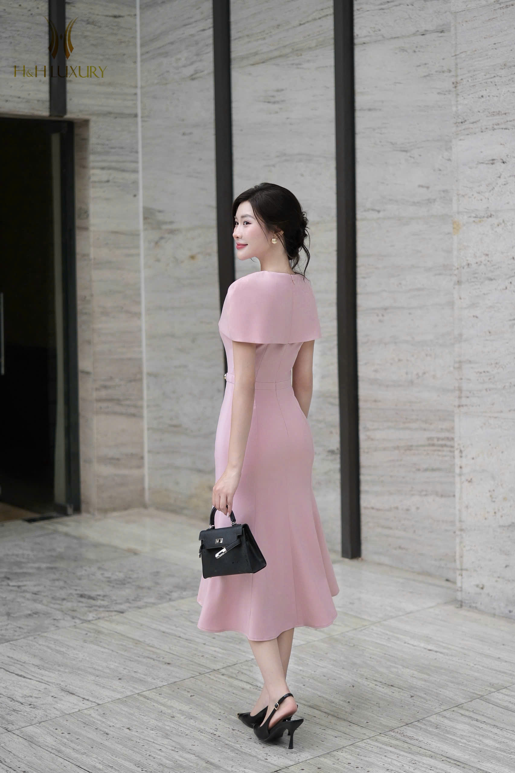 ĐẦM TIỆC ĐUÔI CÁ HỒNG TÀ NGỰC
