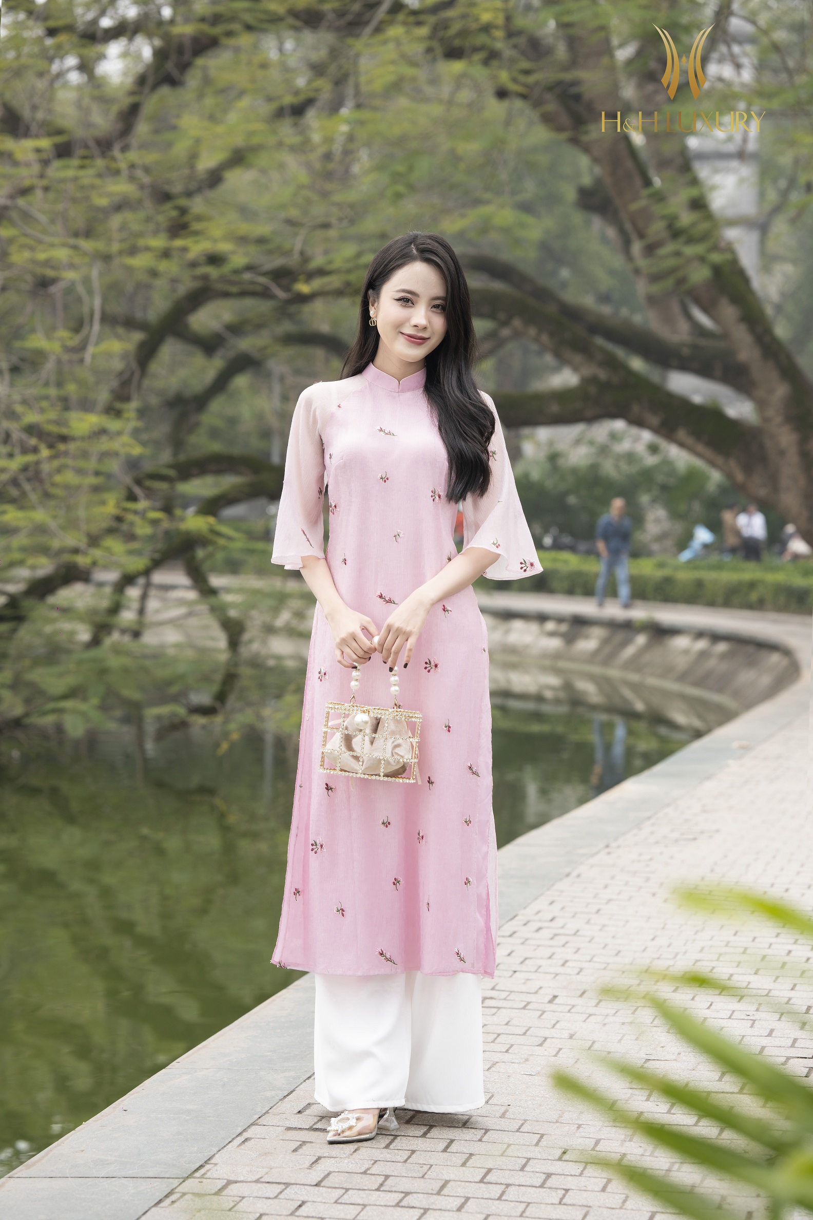 ÁO DÀI CÁCH TÂN TƠ HỒNG TÍM THÊU HOA