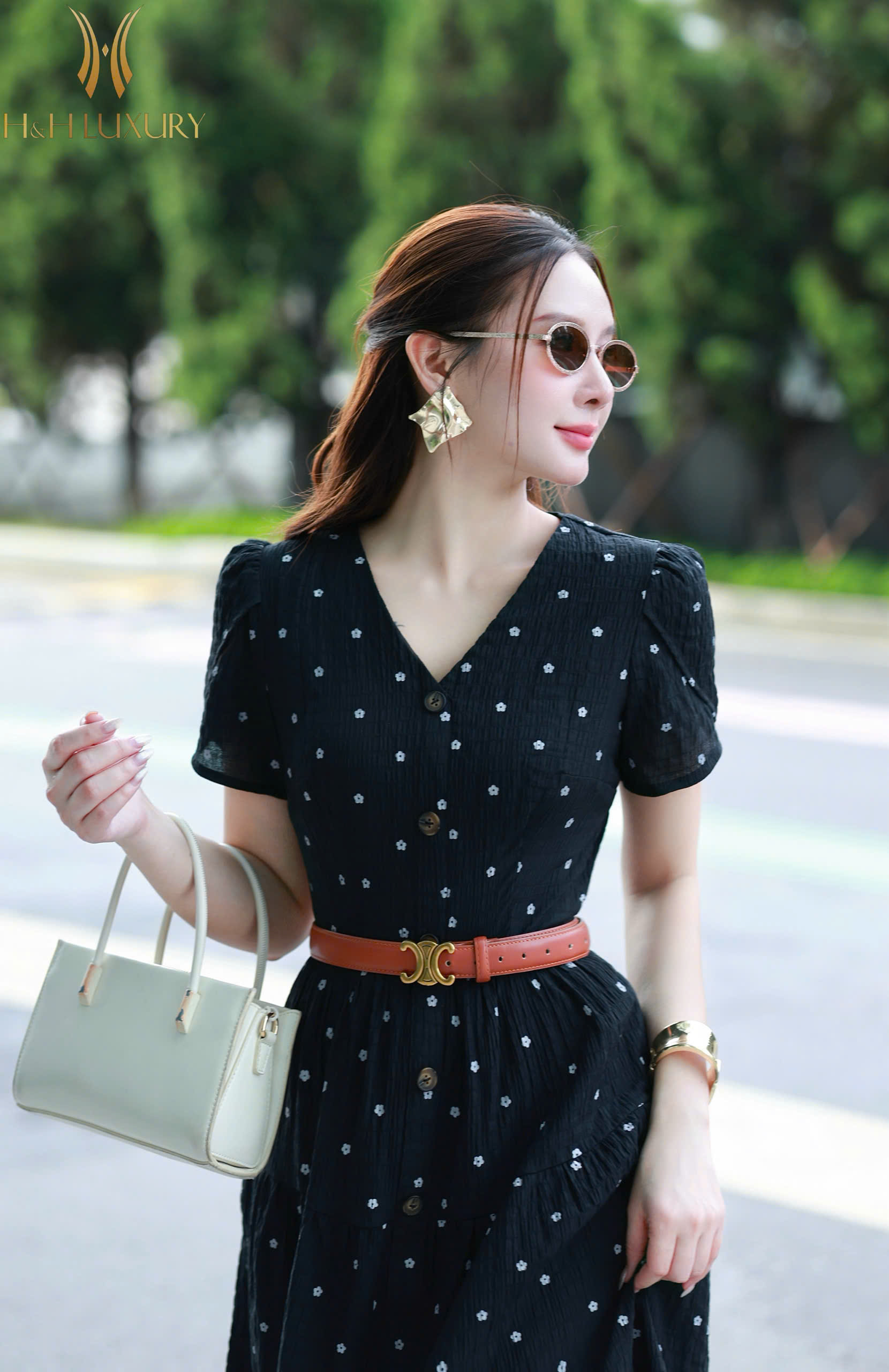 ĐẦM TẰM HOA NHÍ ĐEN CỔ V