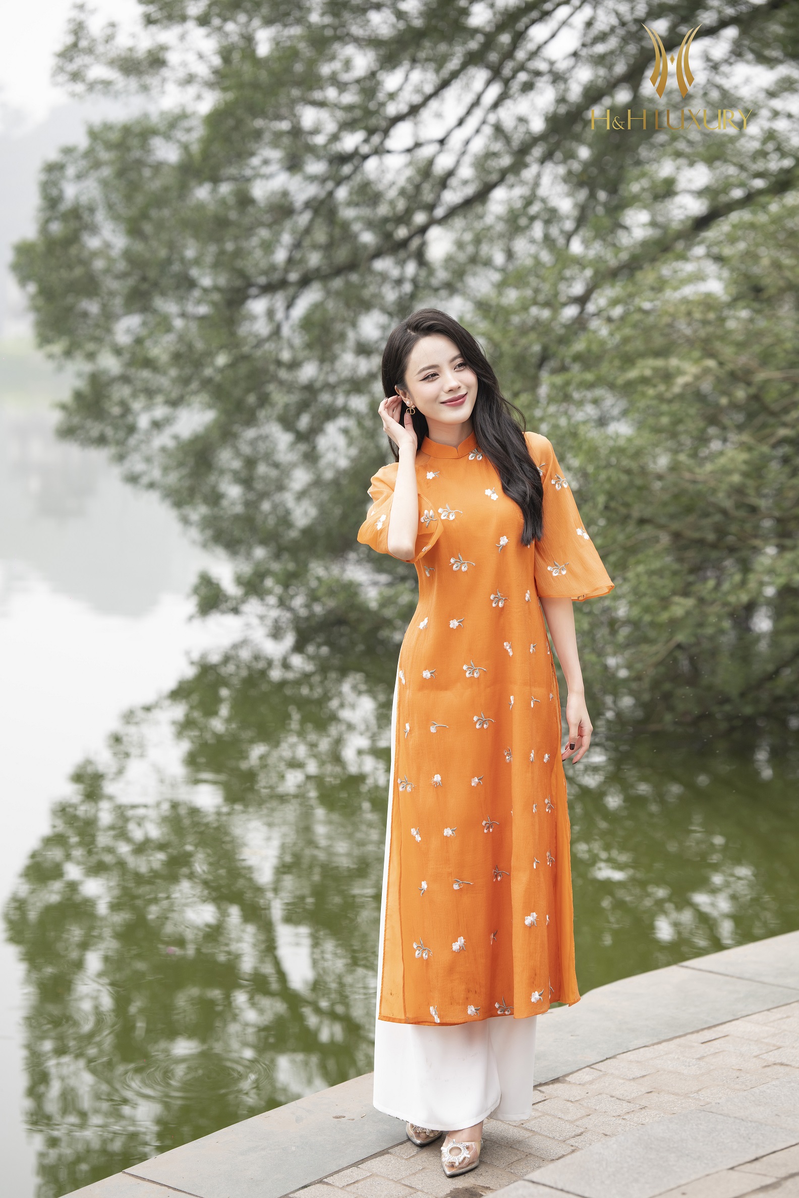 ÁO DÀI CÁCH TÂN TƠ CAM THÊU HOA