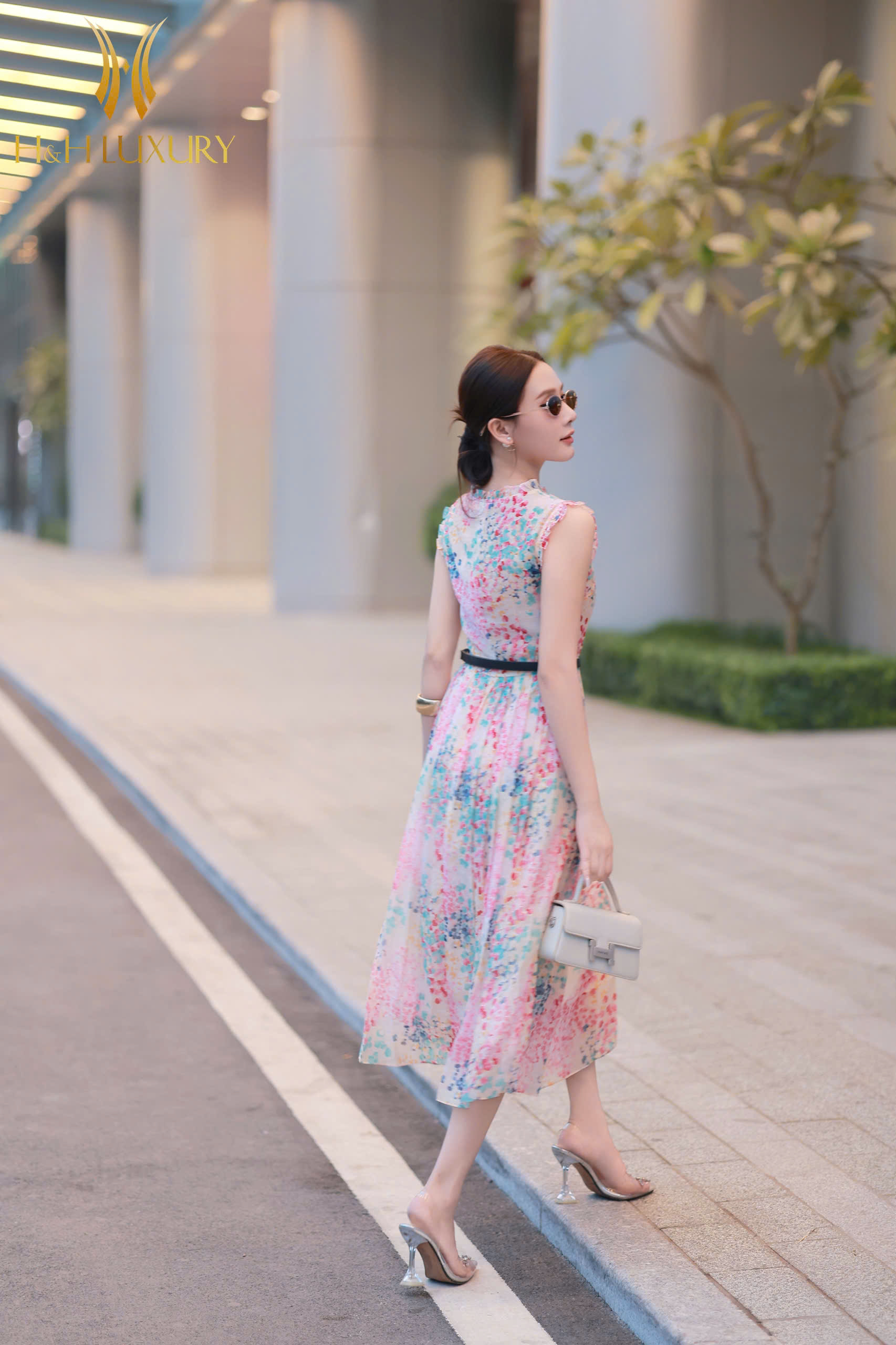 ĐẦM XÒE CẨM TÚ HỒNG XẾP LY CỔ