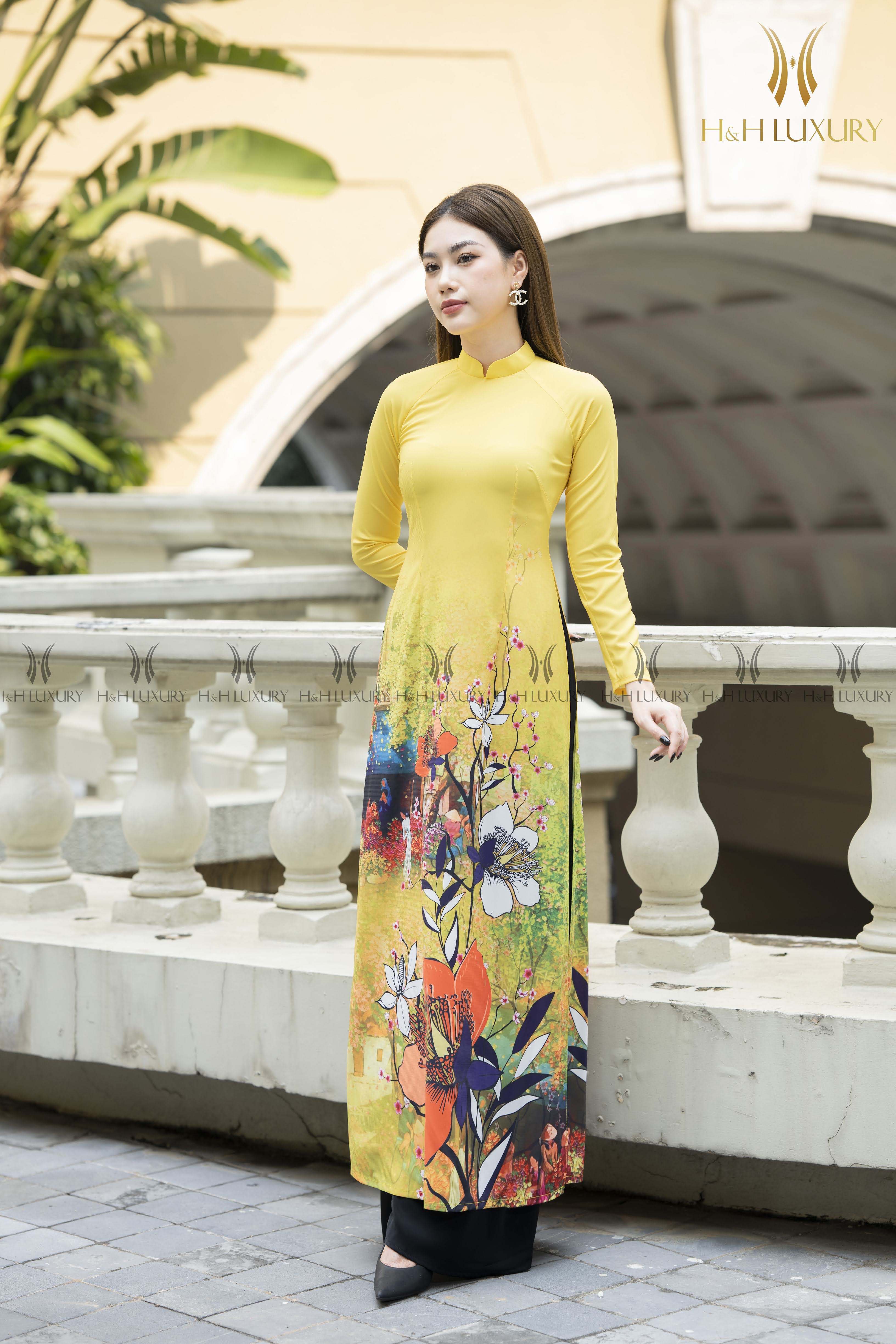 Áo dài lụa vàng không chỉ là trang phục truyền thống của người Việt, nó còn mang lại vẻ đẹp sang trọng, quý phái và tinh tế. Nếu bạn yêu thích văn hóa truyền thống Việt Nam, thì chắc chắn không thể bỏ qua ảnh về áo dài lụa vàng.
