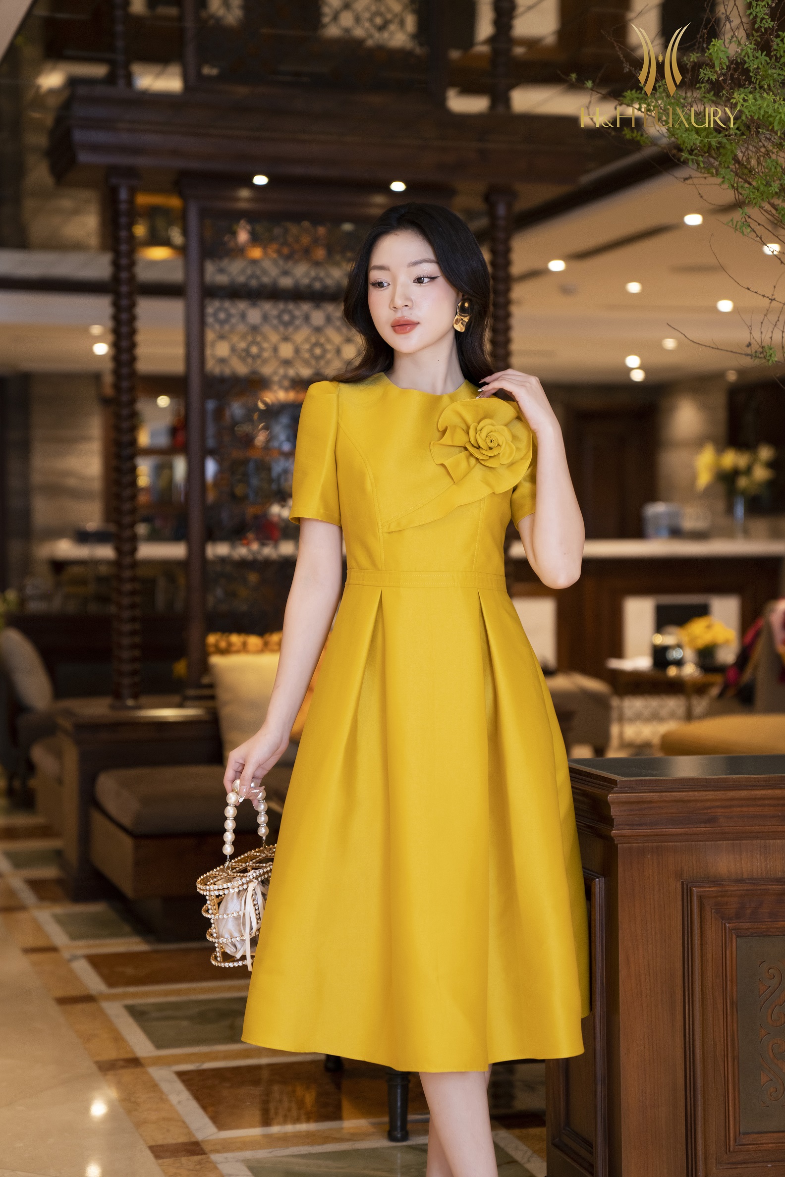 ĐẦM XÒE TIỆC VÀNG ĐÍNH HOA NGỰC