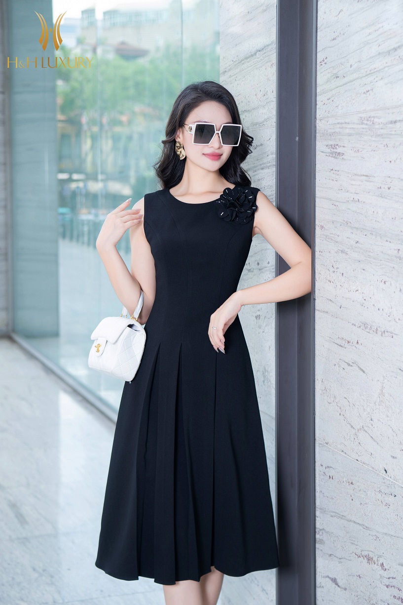 ĐẦM XÒE ĐEN SÁT NÁCH ĐÍNH HOA 3D