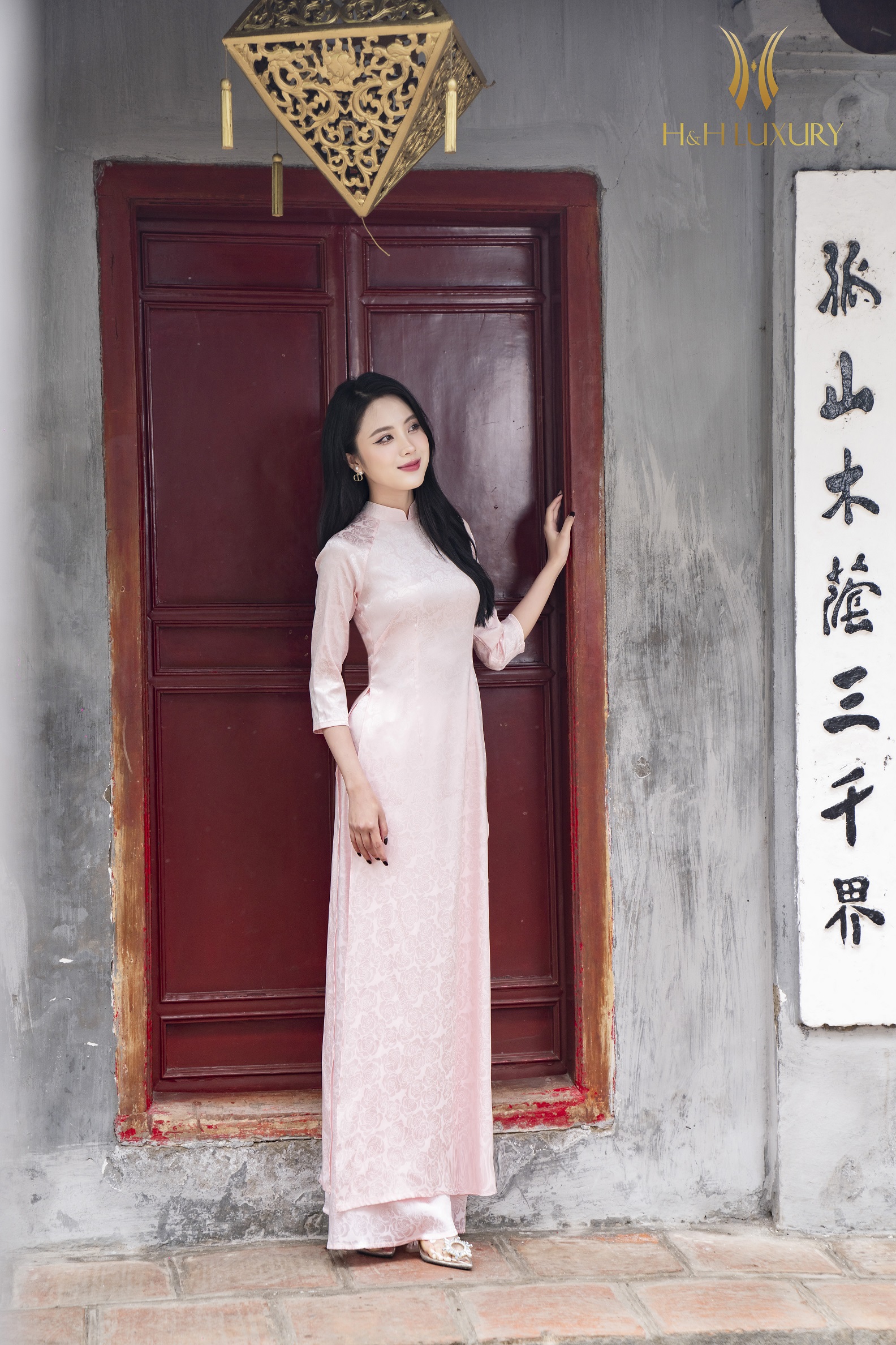 Áo dài lụa gấm hồng phấn vân hoa hồng