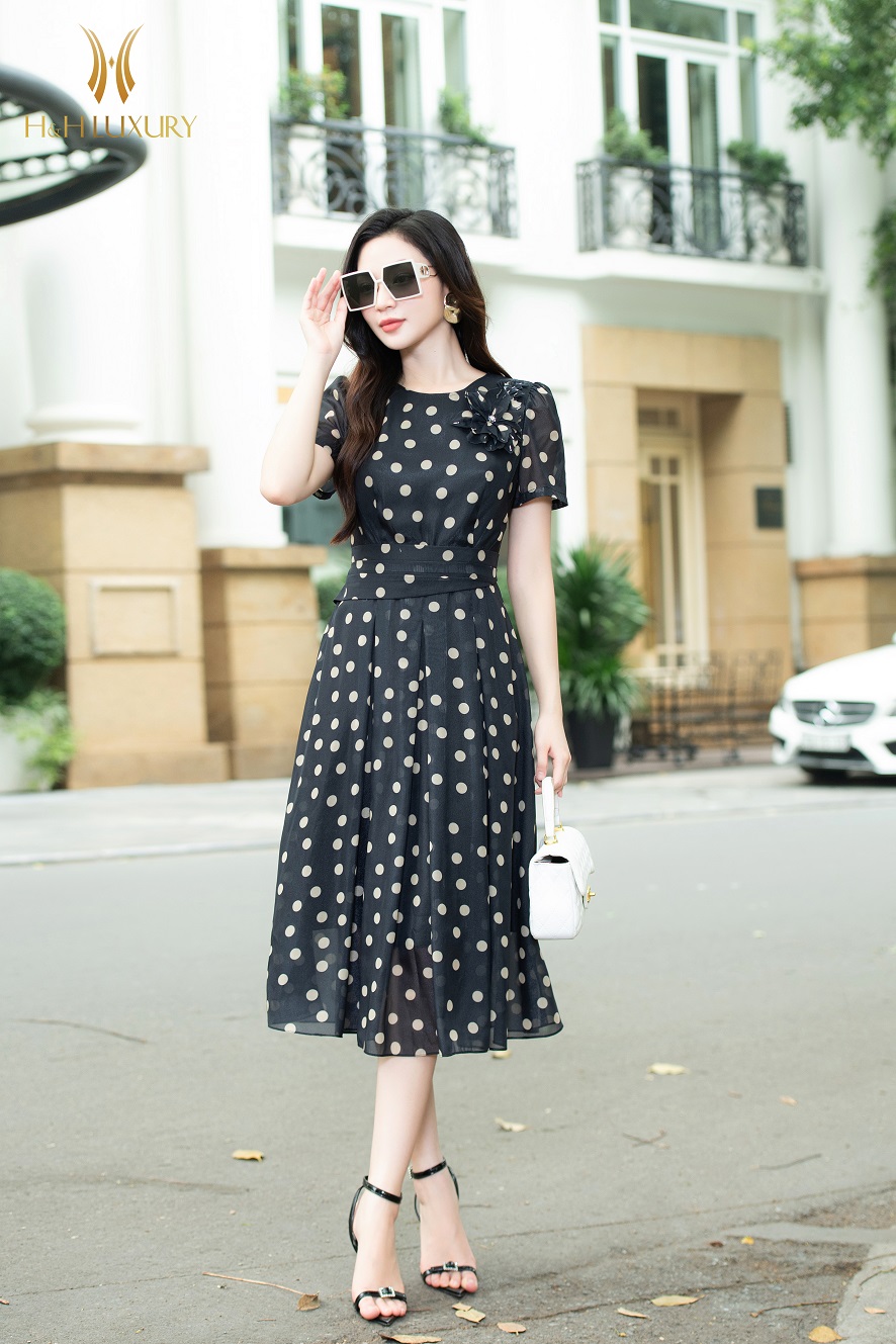 ĐẦM XÒE CHẤM BI ĐÍNH HOA NGỰC