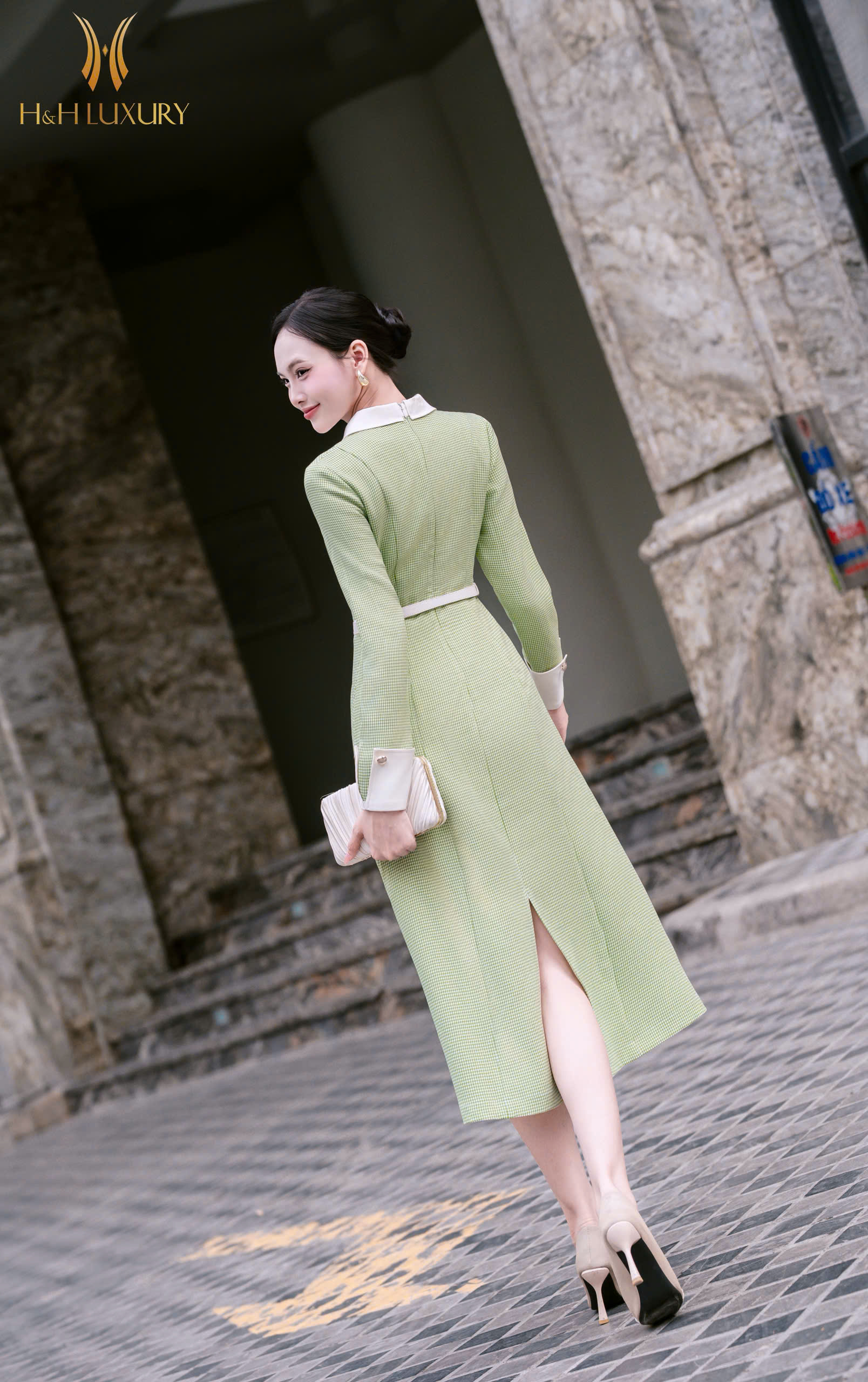 ĐẦM ÔM A PHỐI CỔ TAY ĐÍNH CÚC