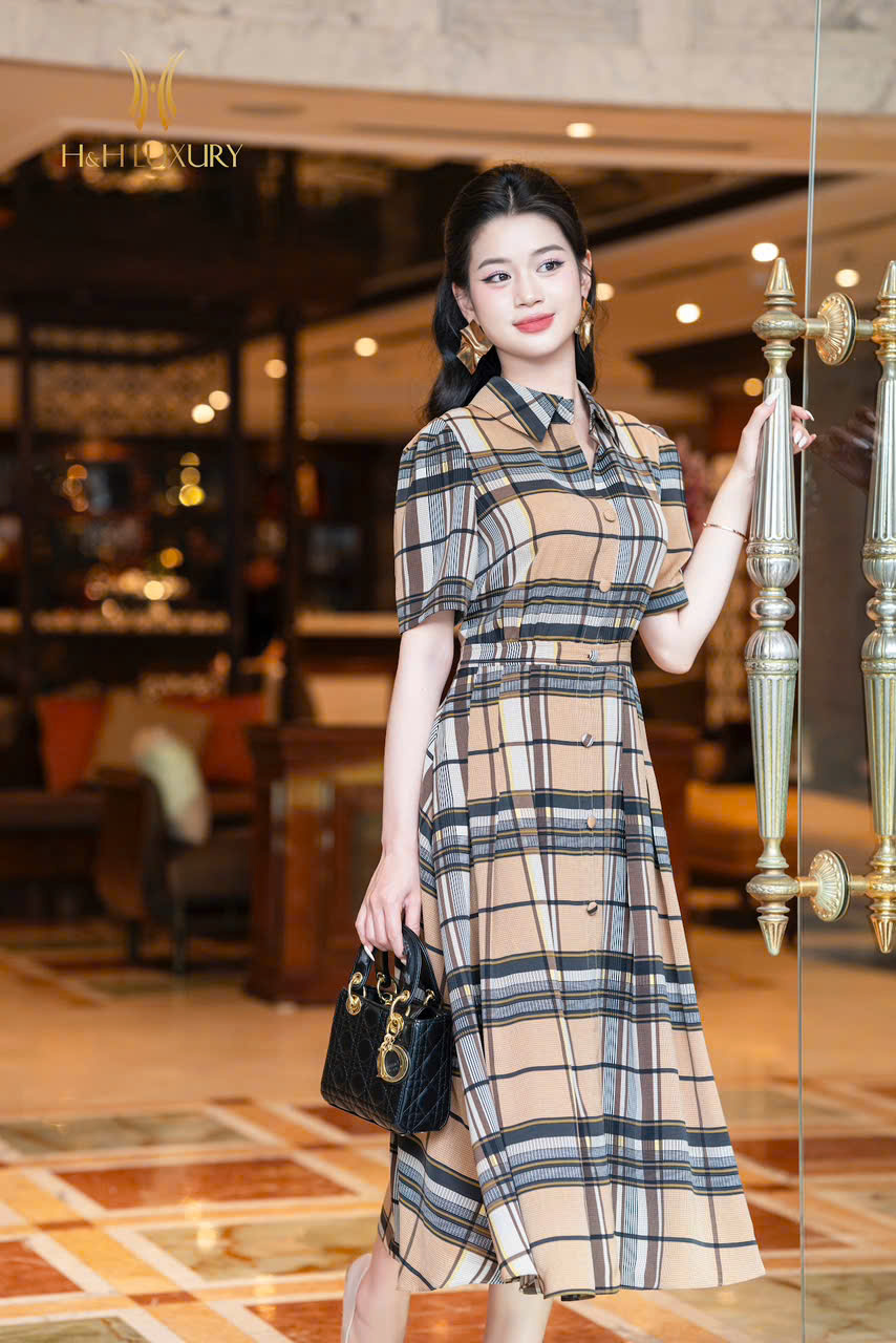 ĐẦM XÒE LỤA NHẬT CỔ ĐỨC ĐÍNH CÚC HỌA TIẾT KẺ