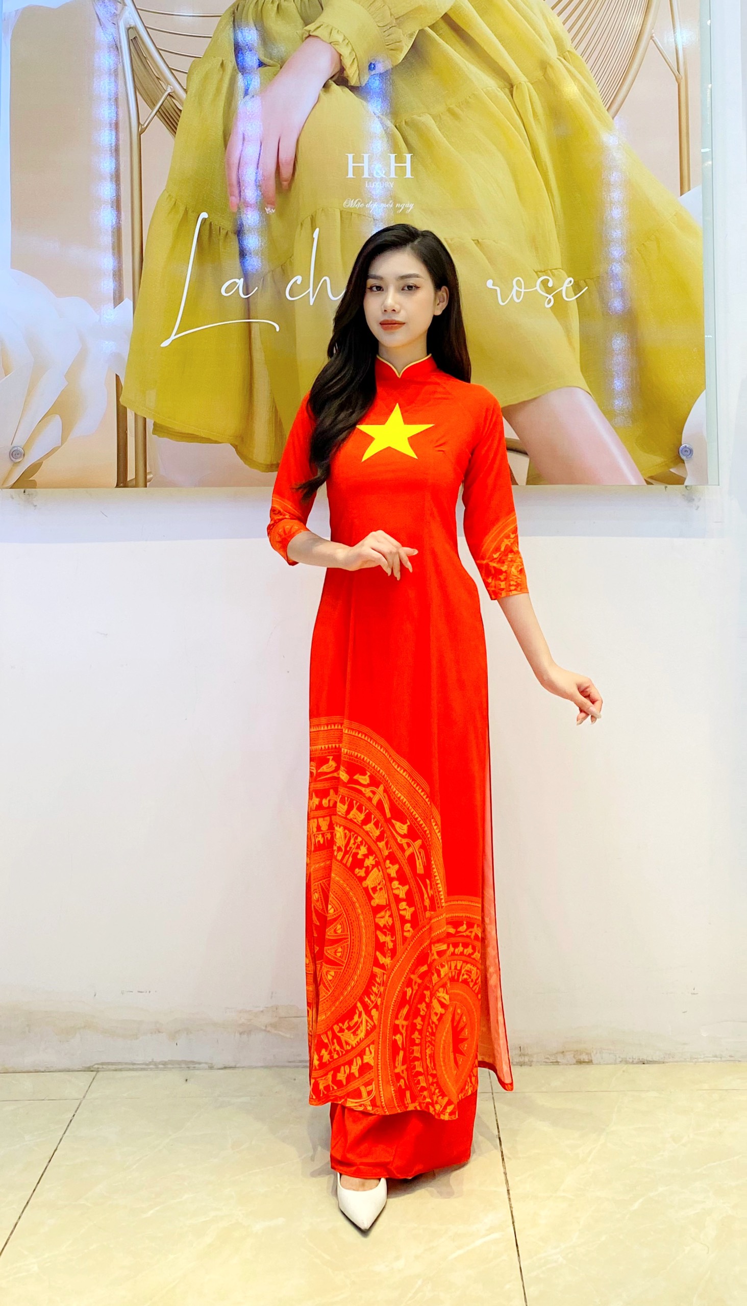 Áo dài lụa cờ đỏ sao vàng với cổ viền vàng là trang phục truyền thống đại diện cho tình yêu nước của người Việt. Chúng tôi cung cấp áo dài lụa cờ đỏ sao vàng với chất liệu cao cấp, thêu tay tinh xảo đến từng chi tiết. Đảm bảo sẽ khiến khách hàng hài lòng với sản phẩm của chúng tôi.