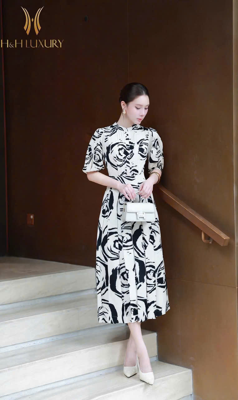 ĐẦM LỤA HOA TRẮNG XẾP LY TAY