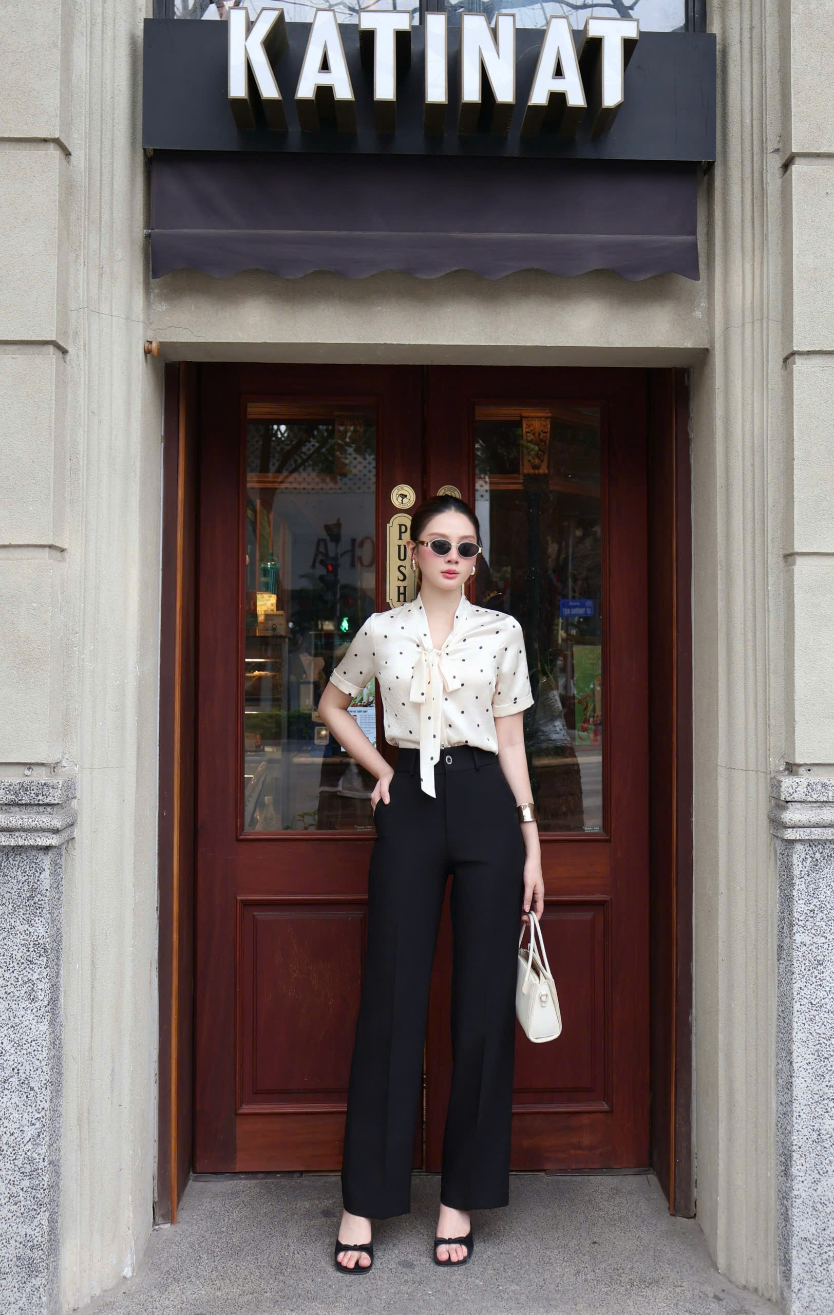 ÁO SƠ MI CHẤM BI KEM CỔ NƠ