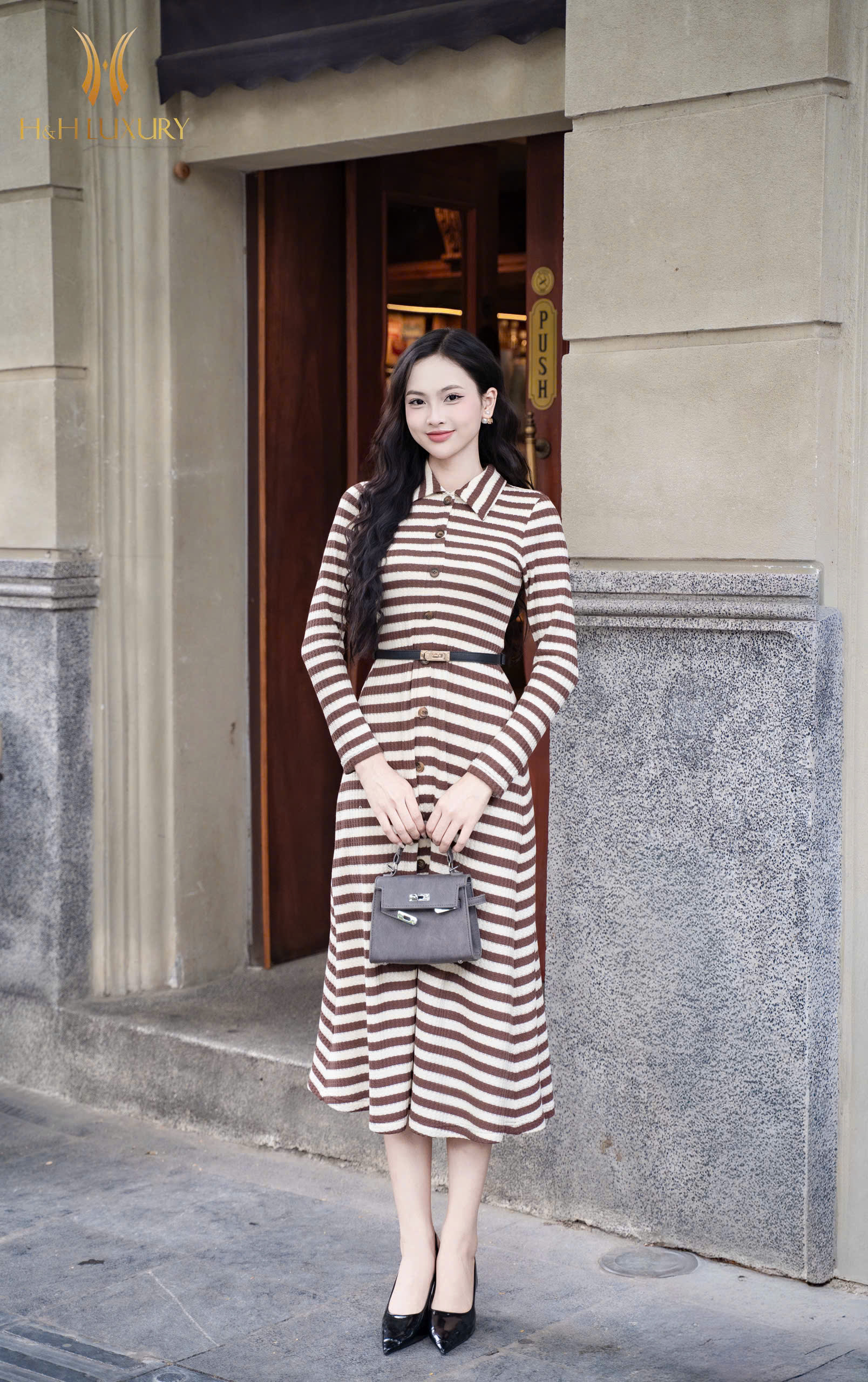 ĐẦM LEN KẺ NÂU TÂY ĐÍNH CÚC