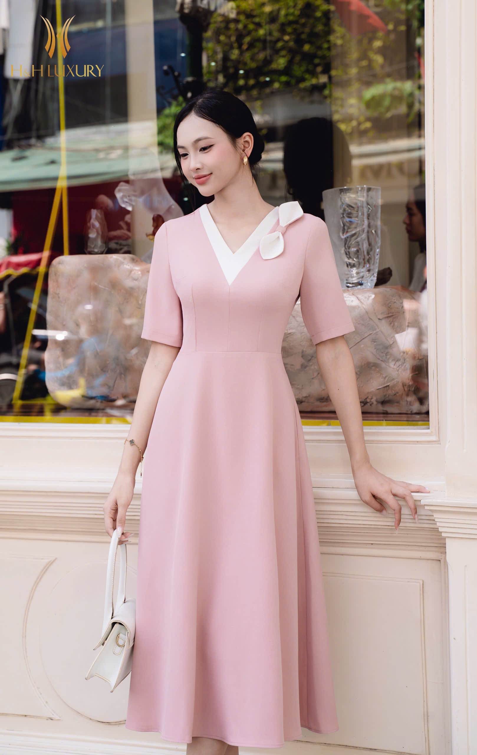 ĐẦM XÒE HỒNG CỔ V NƠ CỔ