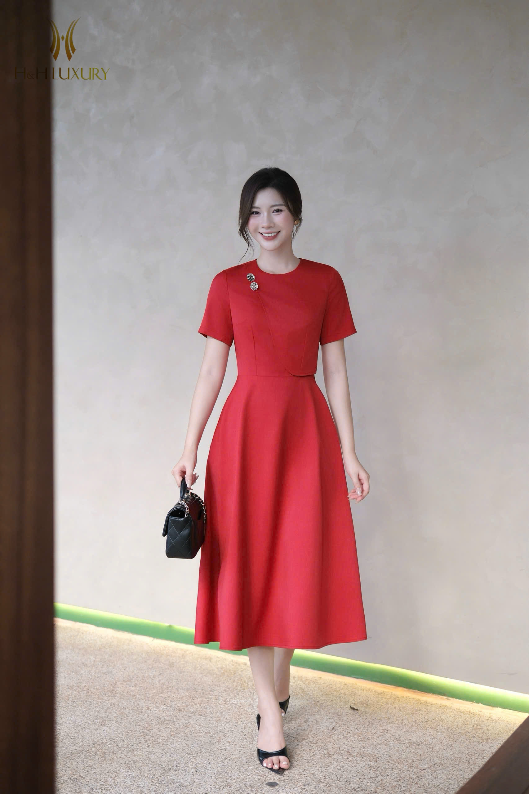 ĐẦM XÒE ĐỎ TÀ NGỰC ĐÍNH HOA TRÀ