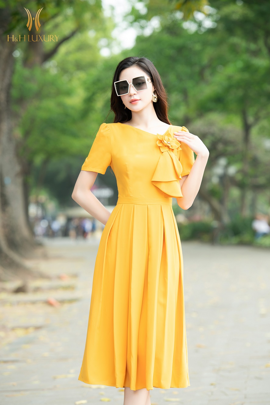 ĐẦM XÒE LỤA VÀNG ĐÍNH HOA NGỰC