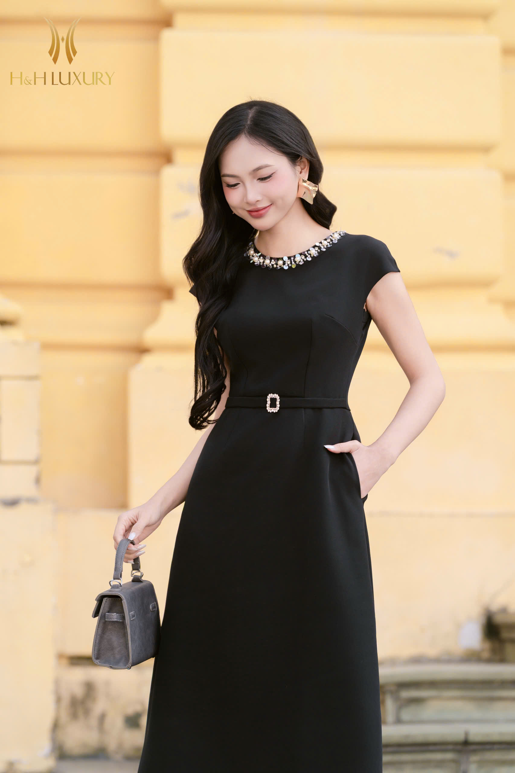 ĐẦM XÒE ĐEN VAI CHỜM ĐÍNH CỔ