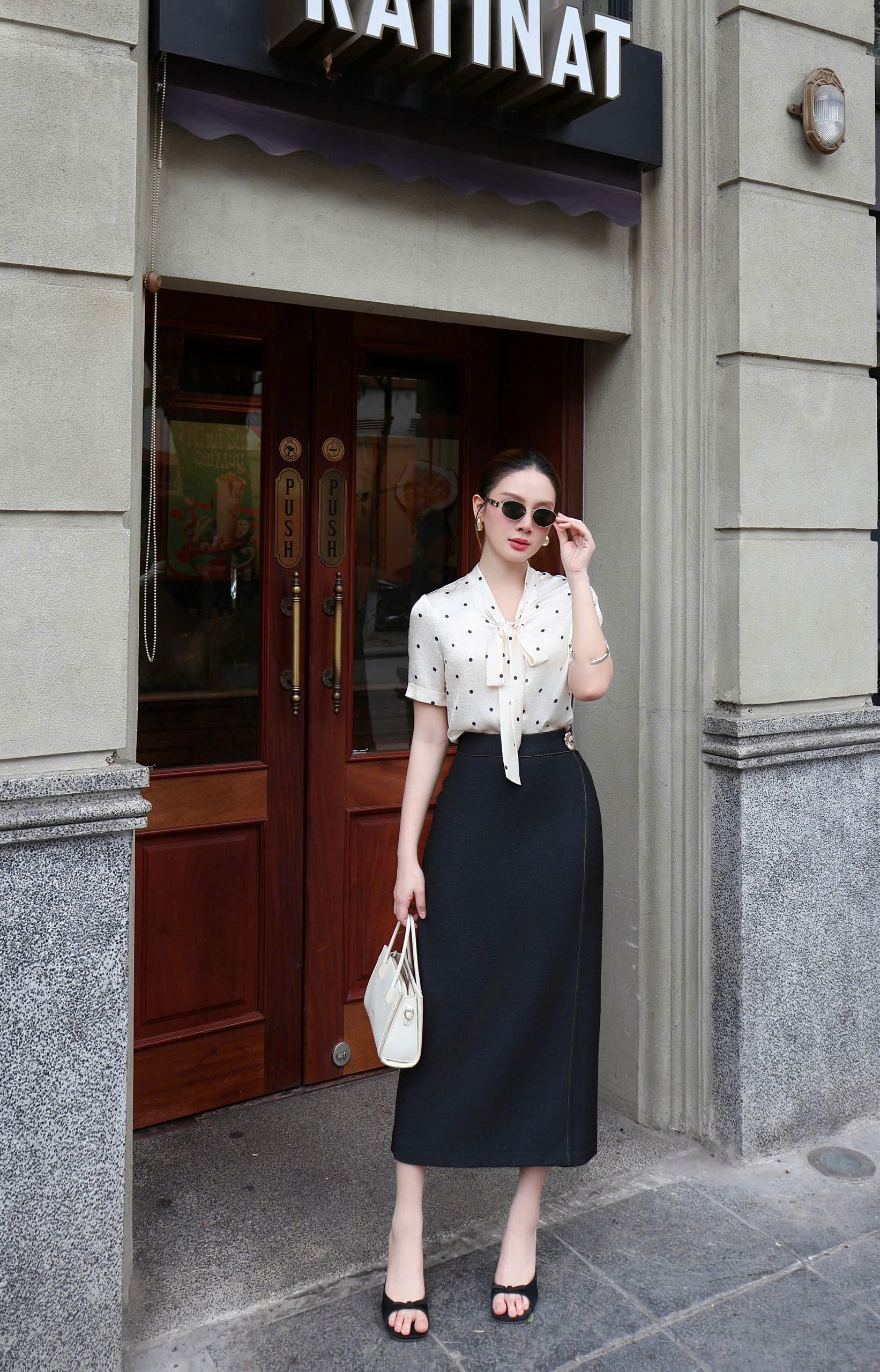 CHÂN VÁY BÚT CHÌ JEAN ĐEN TÀ LẬT ĐÍNH CHARM