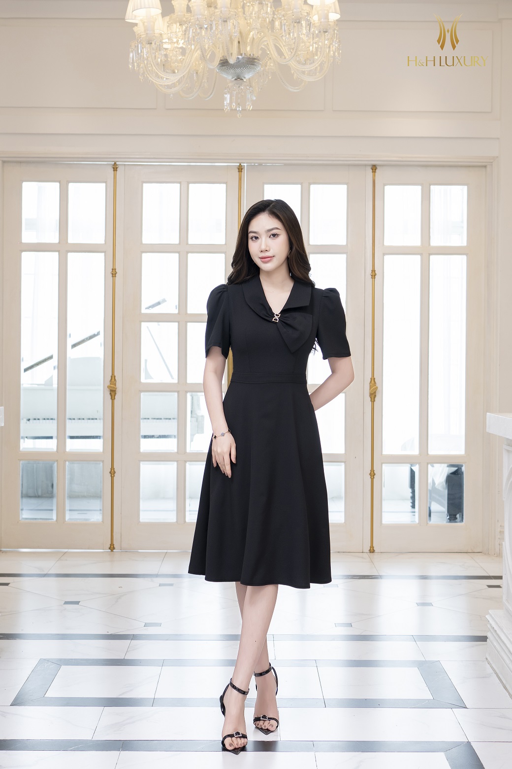 ĐẦM XÒE ĐEN CỔ NƠ CÁCH ĐIỆU