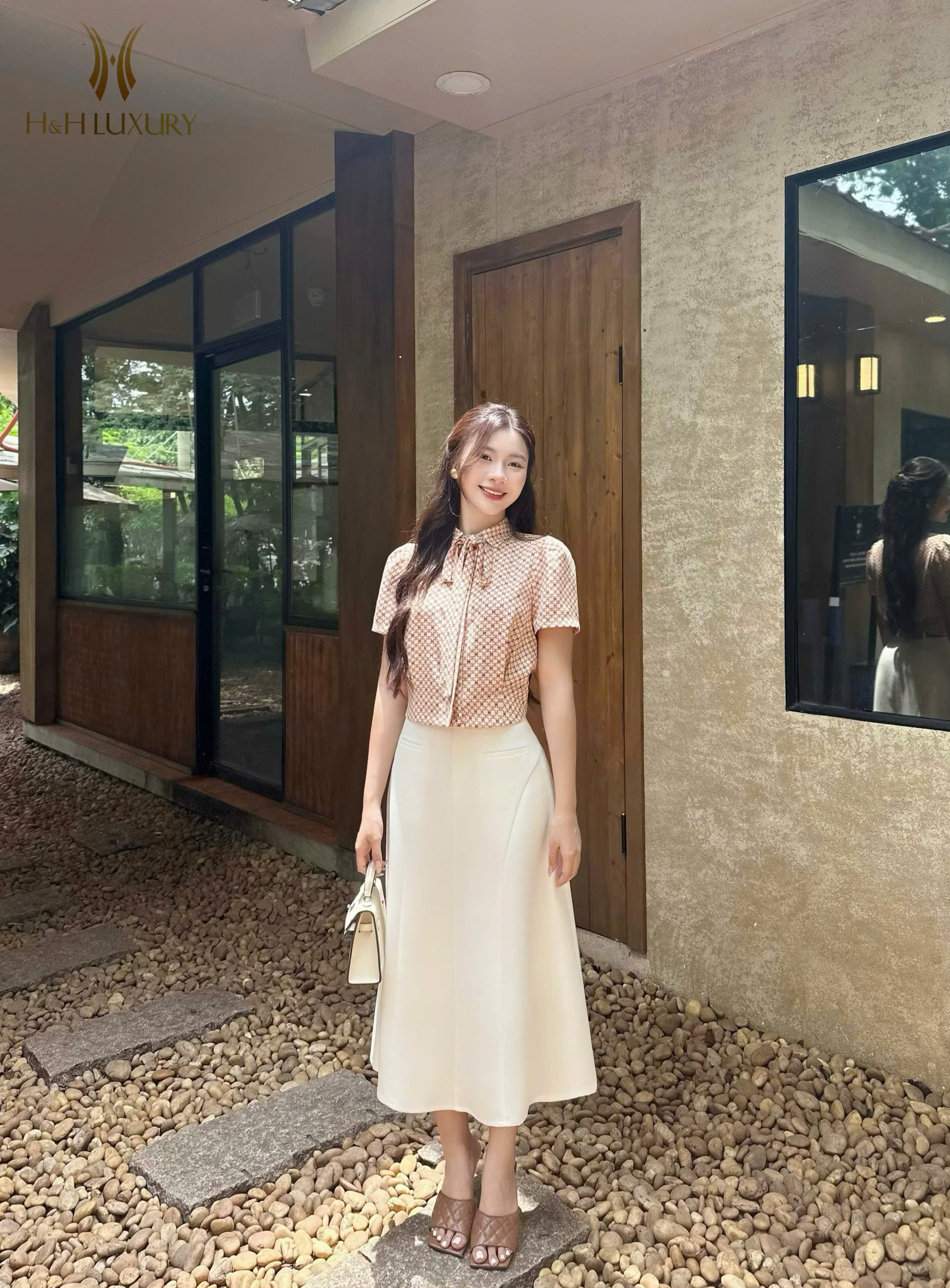 CHÂN VÁY TRẮNG XÒE