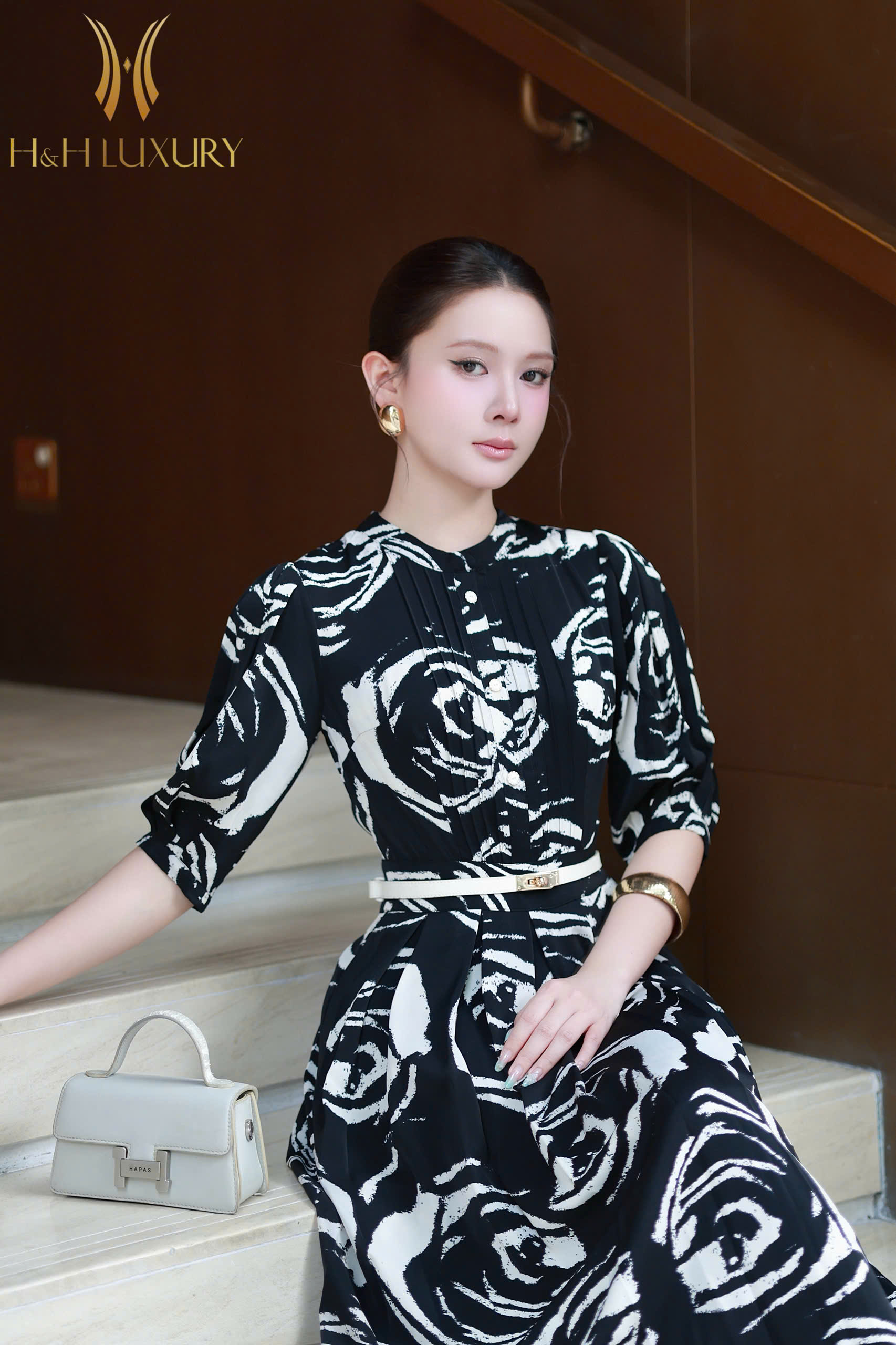 ĐẦM LỤA ĐEN TRẮNG XẾP LY THÂN