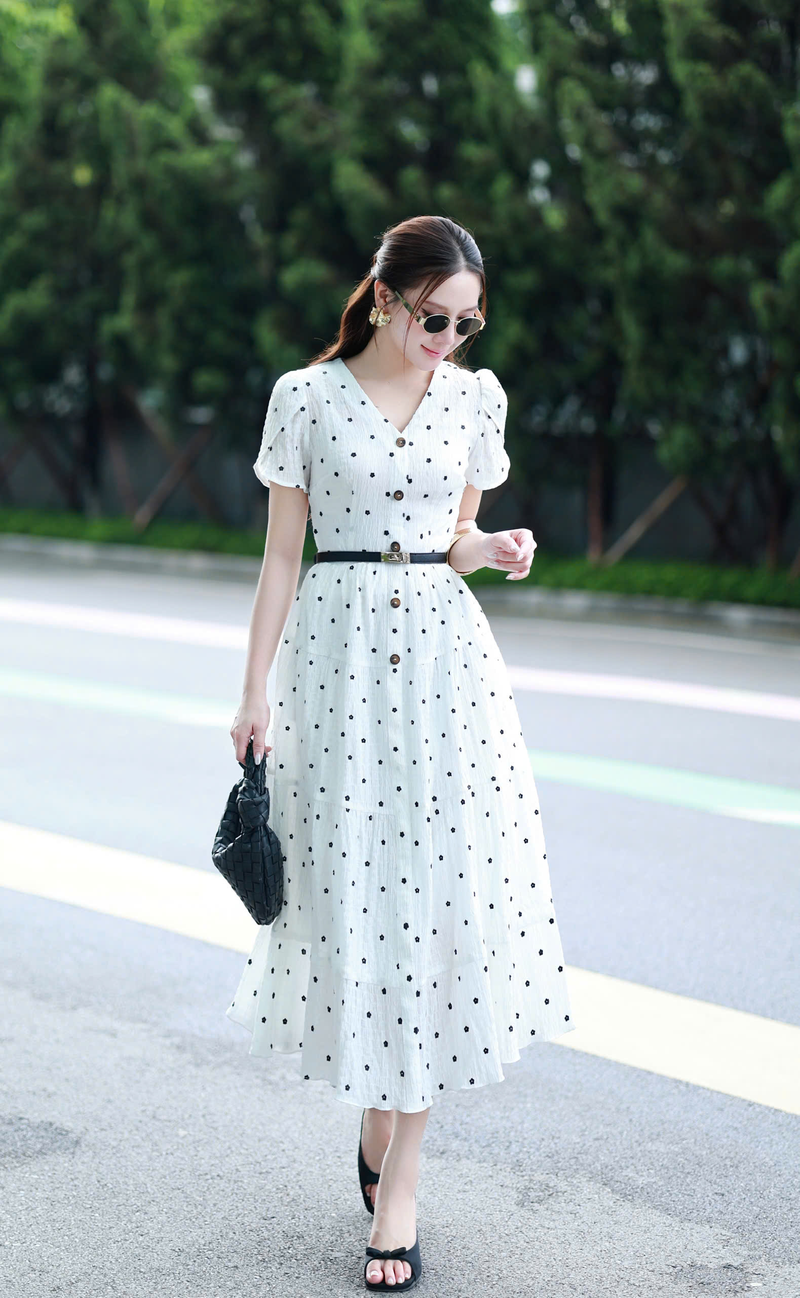ĐẦM XÒE TRẮNG DẬP NHĂN CỔ V