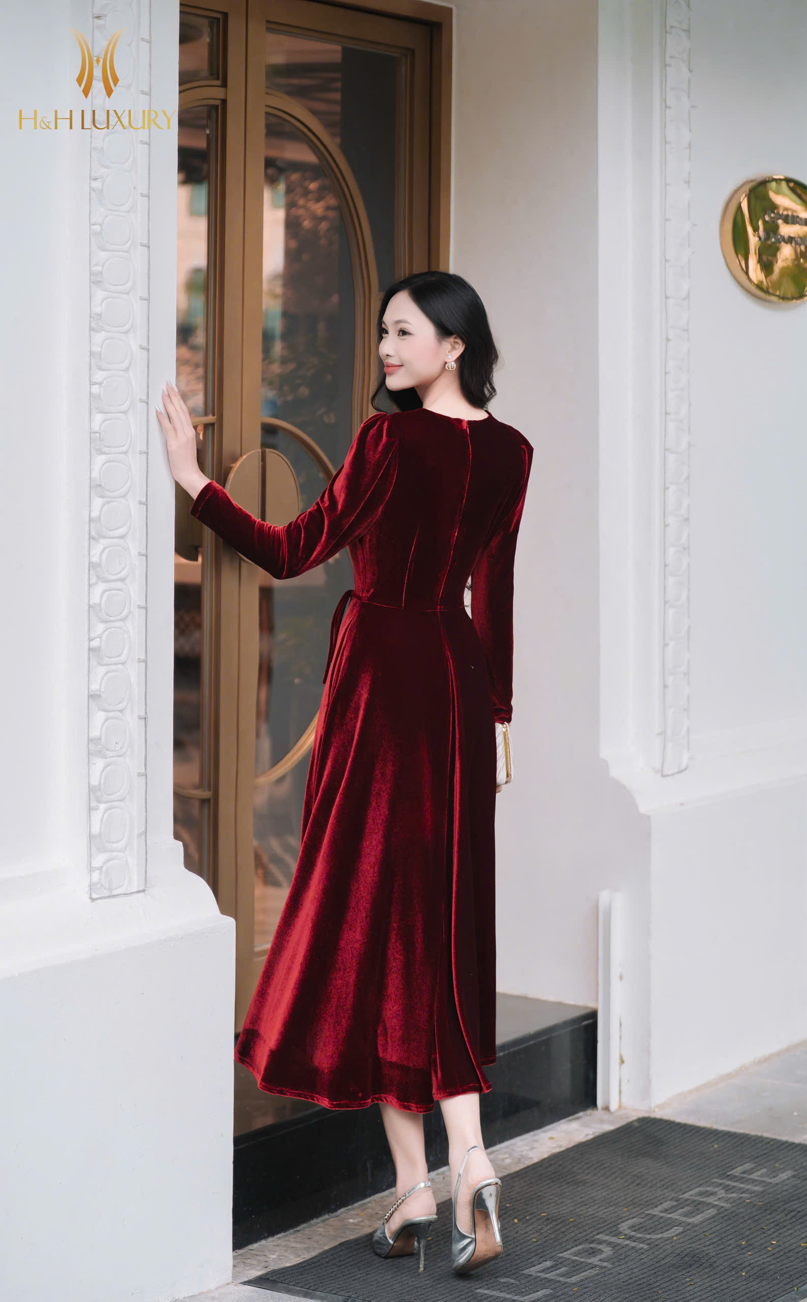 ĐẦM XÒE NHUNG THE ĐỎ ĐÔ