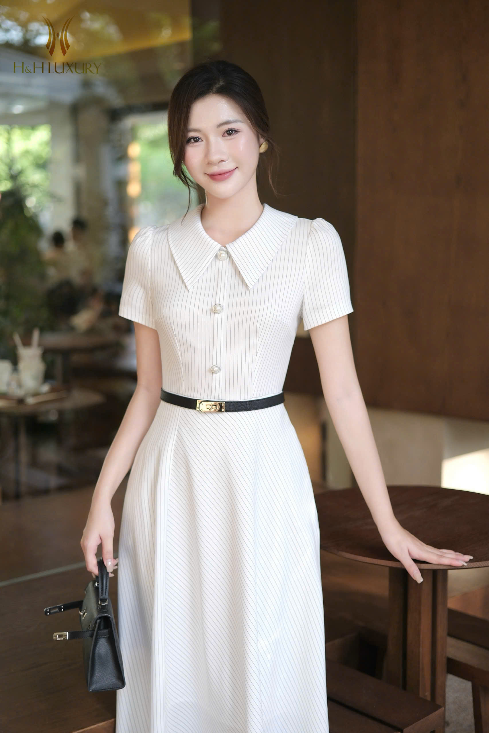 ĐẦM XÒE KẺ TRẮNG HAI TÚI SƯỜN