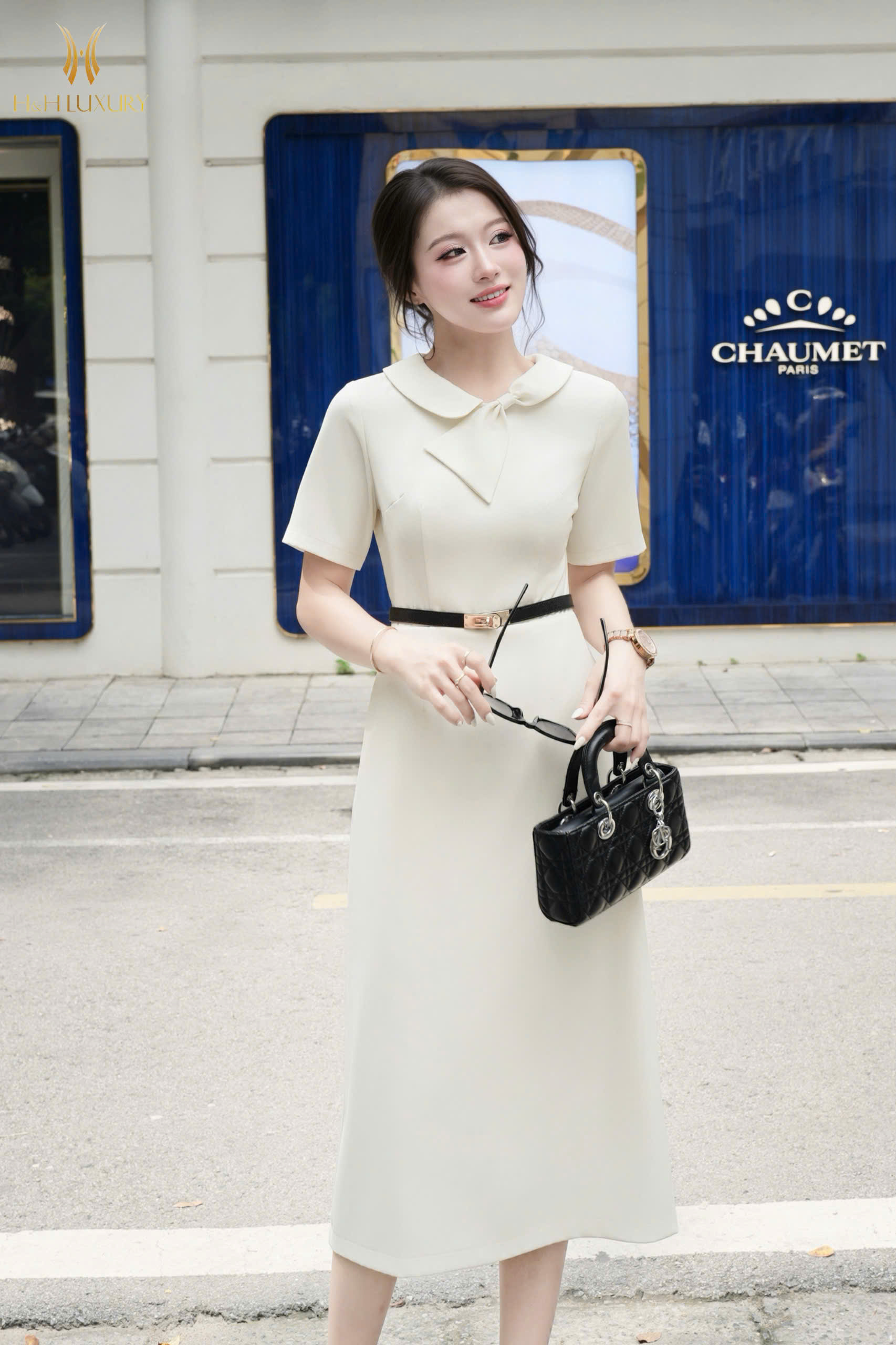 ĐẦM TRẮNG KEM ÔM A CỔ NƠ