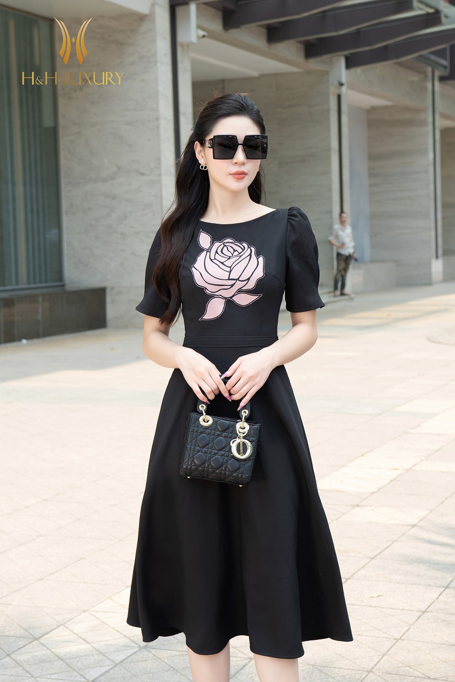 ĐẦM XÒE ĐEN DẬP HOA 3D