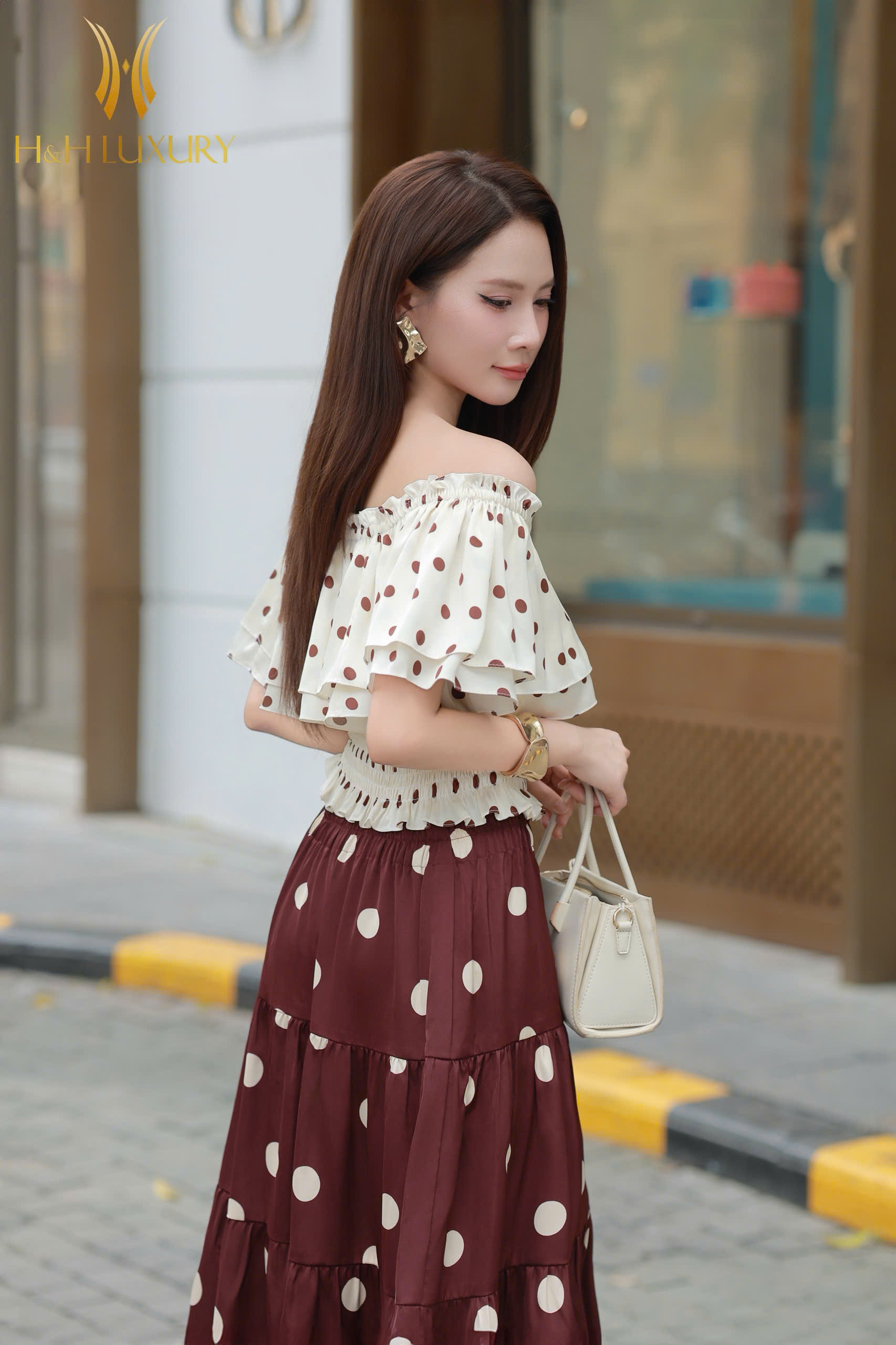 ÁO SƠ MI CHẤM BI KEM ĐỎ CHUN VAI