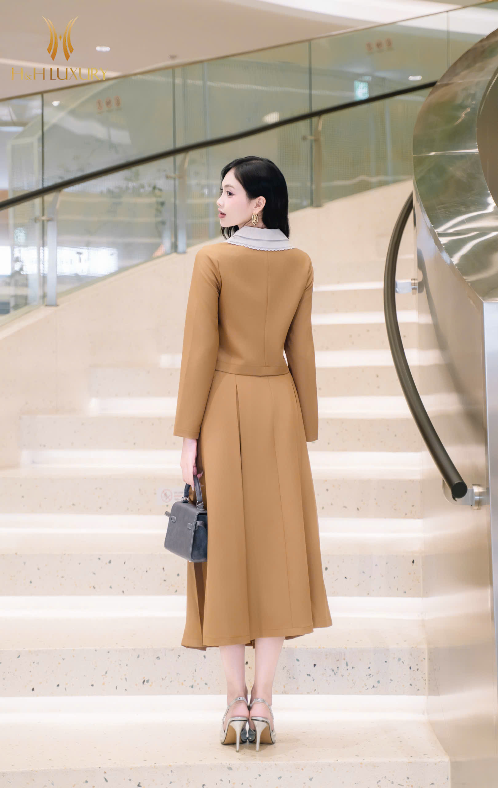CHÂN VÁY XẾP LY NÂU BÒ ĐÍNH CÚC
