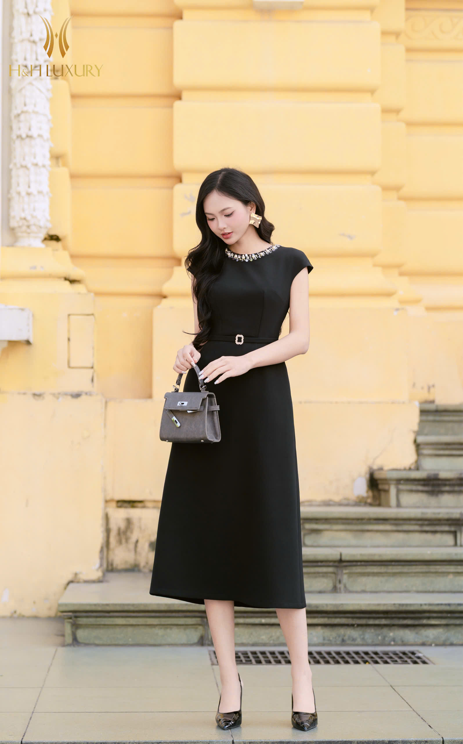 ĐẦM XÒE ĐEN VAI CHỜM ĐÍNH CỔ